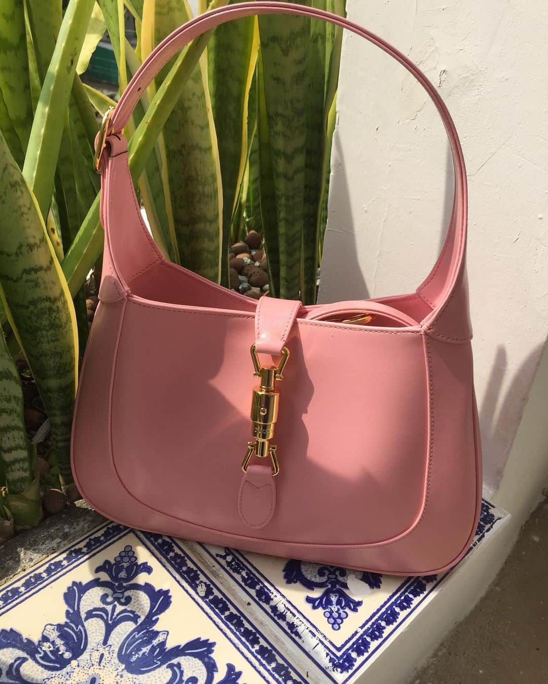 Alice Wegmannのインスタグラム：「#guccijackie1961 @gucci」