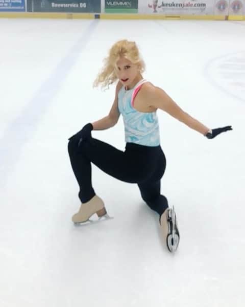 エリスカ・ブレジノワのインスタグラム：「Something new? 💙😛#fun」
