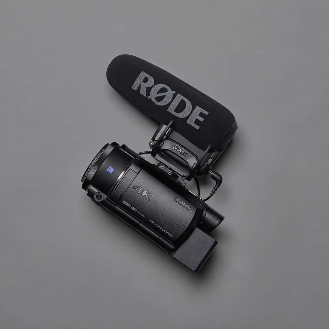 のインスタグラム：「RODE VideoMic Pro + at @rodemic   またマイク導入してもうた。 でもこれは良い。  #rode #rodemic #rodemocrophones #マイク #動画 #音質 #クリア #ハイパスフィルター #fivefocus #osaka #broncolor #写真 #物撮り #sony #sonyfdrax60 #ハンディカム #YouTube #グリッチマン #結果清水和貴　  @mottosatoshi @shimisun @soborodon22 @yohtakao @reo0615 @gon.taku08 @ryoutayamamoto_momikomitv @sop_rano_ @okome.bb @ryugi_woody @kk.sasayama @kawaguchishunsuke @takuji_chikamatsu」
