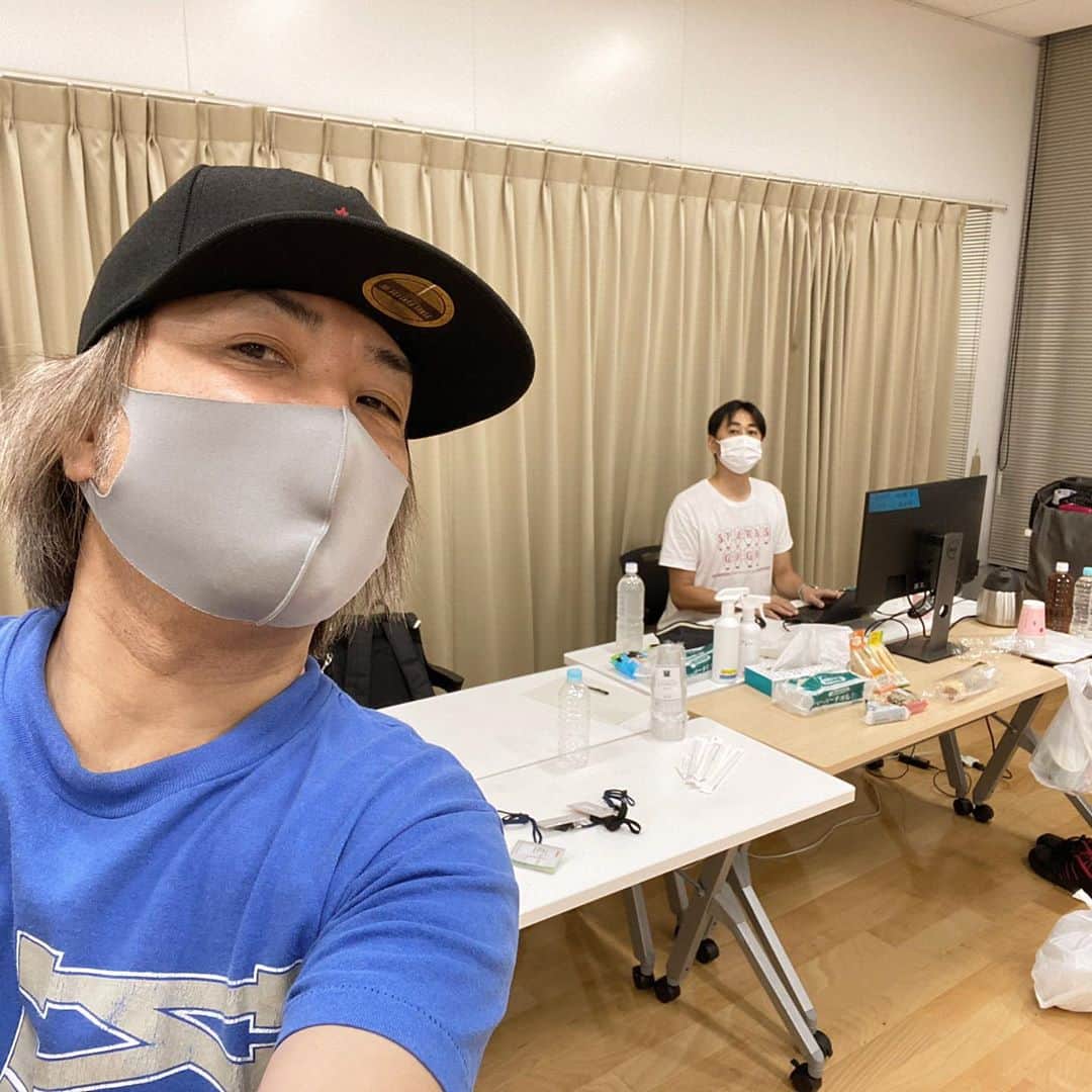 たちばな哲也のインスタグラム：「今日は朝から事務所でまたゴニョゴニョをやっておりました。 ちかれたなぁ(*´Д｀*)  片付け終わりメンバーも帰ったあとにはMG相馬とゴミが残されておりましたとさ。  マネージャーは大変な仕事だな。 #sggjp」