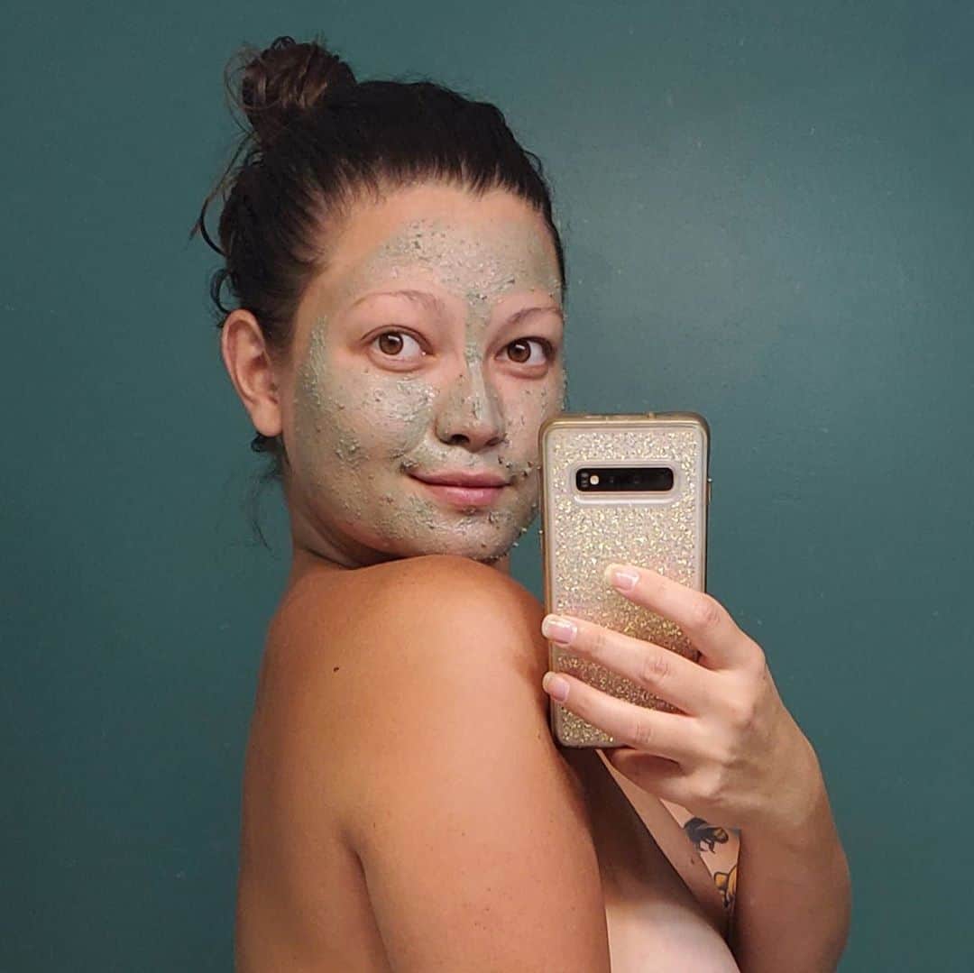 Chelsie Arynのインスタグラム：「because my face mask matched the wall 🤷🏽‍♀️」