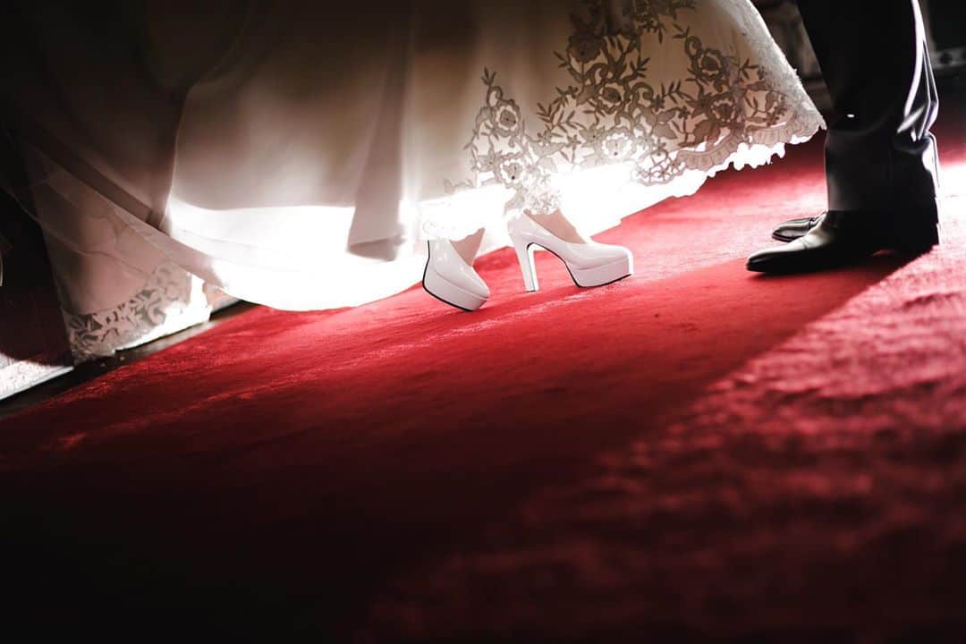 ホテルモントレ大阪 ブライダルサロンのインスタグラム：「赤いバージンロードの意味は 「命を共に歩んでいく深い愛情」。 ホテルモントレ大阪では 本格的な理想の挙式が叶います。 #ホテルモントレ大阪#モントレ大阪#結婚式#バージンロード#赤のバージンロード#ベールダウン#キリスト教#プロテスタント#教会#教会ウェディング#指輪交換#讃美歌#聖歌隊」