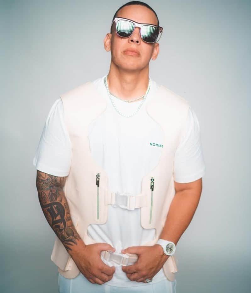 ダディー・ヤンキーのインスタグラム：「Daddy Yankee y Sir Lucian Grainge Cierran El Contrato Millonario Más Grande De La Industria De La Música Latina  ‘Don Don,’ junto a Anuel AA y Kendo Kaponi, se lanzará ‪el Viernes 9/11‬  UMG Global, Ingrooves y Republic Records se unen a un acuerdo sin precendentes en la industria de la música   LOS ÁNGELES, 10 de septiembre , 2020 — El Cartel Records anunció hoy que Daddy Yankee cerró hoy un contrato multi-millonario con Universal Music Group (UMG), el líder mundial en entretenimiento musical , liderado por Sir Lucian Grainge , convirtiéndose así en el más caro de la música Latina.  El acuerdo discográfico se llevó a cabo durante la pandemia, y el líder mundial de la música selló esta alianza de manera virtual junto a Grainge y todo su equipo.  Daddy Yankee comentaba, “He trabajado duro en construir una carrera que trasciende culturas, fronteras e idiomas, y he creado modelos de negocio que han ayudado a traer nuestra música al mundo. Al comprometerse con un artista de la historia de la música Latina, Universal Music Group y Sir Lucian son colaboradores que valoran mi legado, mi música y mis contribuciones. El nuevo single es solo el principio de nuevos proyectos que tenemos planeados y tengo muchas ganas de empezarlos”.  Sir Lucian Grainge, Presidente & CEO de Universal Music Group, dijo, “Daddy Yankee es un artista icónico y un emprendedor cuya creatividad extraordinaria influye en la cultura a escala global. Estamos encantados de darle la bienvenida a la familia UMG y tenemos muchas ganas de trabajar juntos para maximizar el impacto mundial de su increíble talento”.  ‘Don Don', junto a Anuel AA y Kendo Kaponi, se lanzará globalmente a través de los principales servicios de streaming y servicios digitales ‪el viernes, 11 de septiembre‬. Los nuevos proyectos musicales de Daddy Yankee  Daddy Yankee está representado por su manager @pinarecords1 y abogados @thesimransingh」