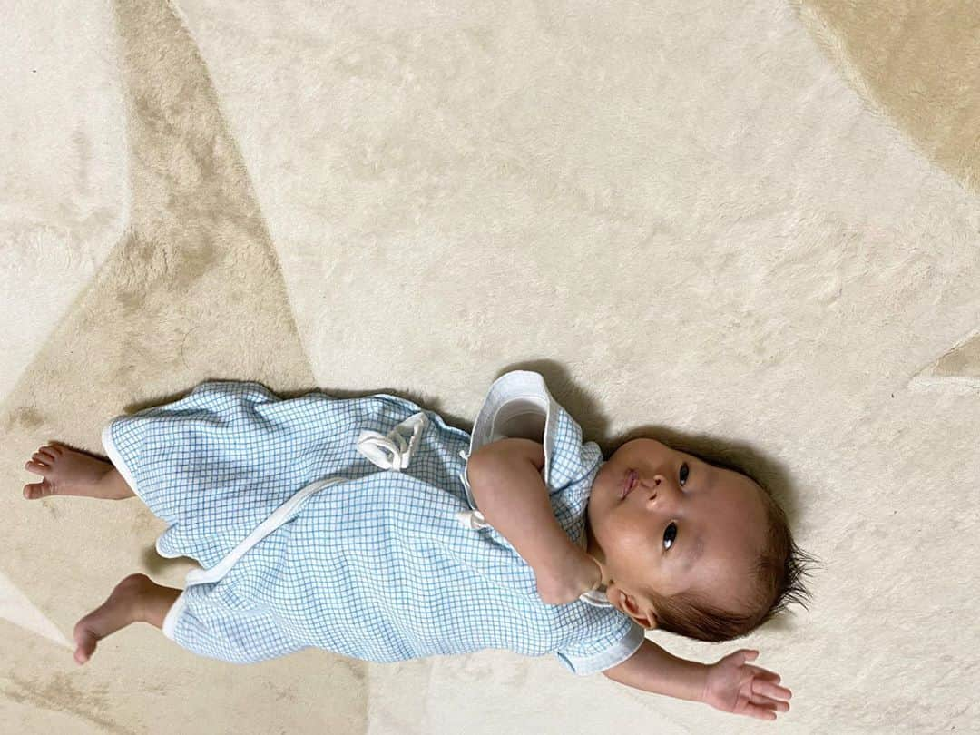 あゆさんのインスタグラム写真 - (あゆInstagram)「. 琳太朗1ヶ月👶✨ . 体重　2370→3340g 身長  45→49㎝ . ♡声出して笑うよーになった ♡いっぱい笑ってくれるよーなった ♡顔とか物を目で追うよーなってきた ♡アーアーっていっぱい喋る ♡ミルク沢山飲むようになった ♡指を吸う練習してはる→まだ失敗 ♡夜中から夕方まで全然寝ない ♡抱き癖やばくて抱かないと常にグズグズ . すくすく育ってくれてて嬉しい🥰💓 これからの成長も楽しみやな〜✨ . . #生後1ヶ月 #新生児 #琳太朗 #成長記録 #男の子ベビー　#低体重出生児」9月10日 22時55分 - ayu022222227