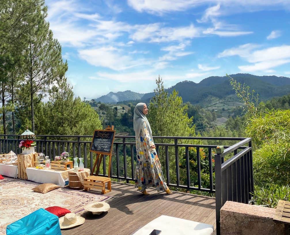 ラウディアシンシアベラのインスタグラム：「‎بِسْمِ اللَّهِ  ✨ Alhamdulillah weekend kemarin aku quality time sama keluarga🤍 MasyAllah staycation di @arkamayavilla  bener-bener buat istirahat,karena villa ini letak nya jauh dari keramaian jadi tetap bisa social distancing..Terus view nya super cantikkkkk.. . . Thankyou for having us @arkamayavilla 🤗 Lovely dress by @callathelabel」