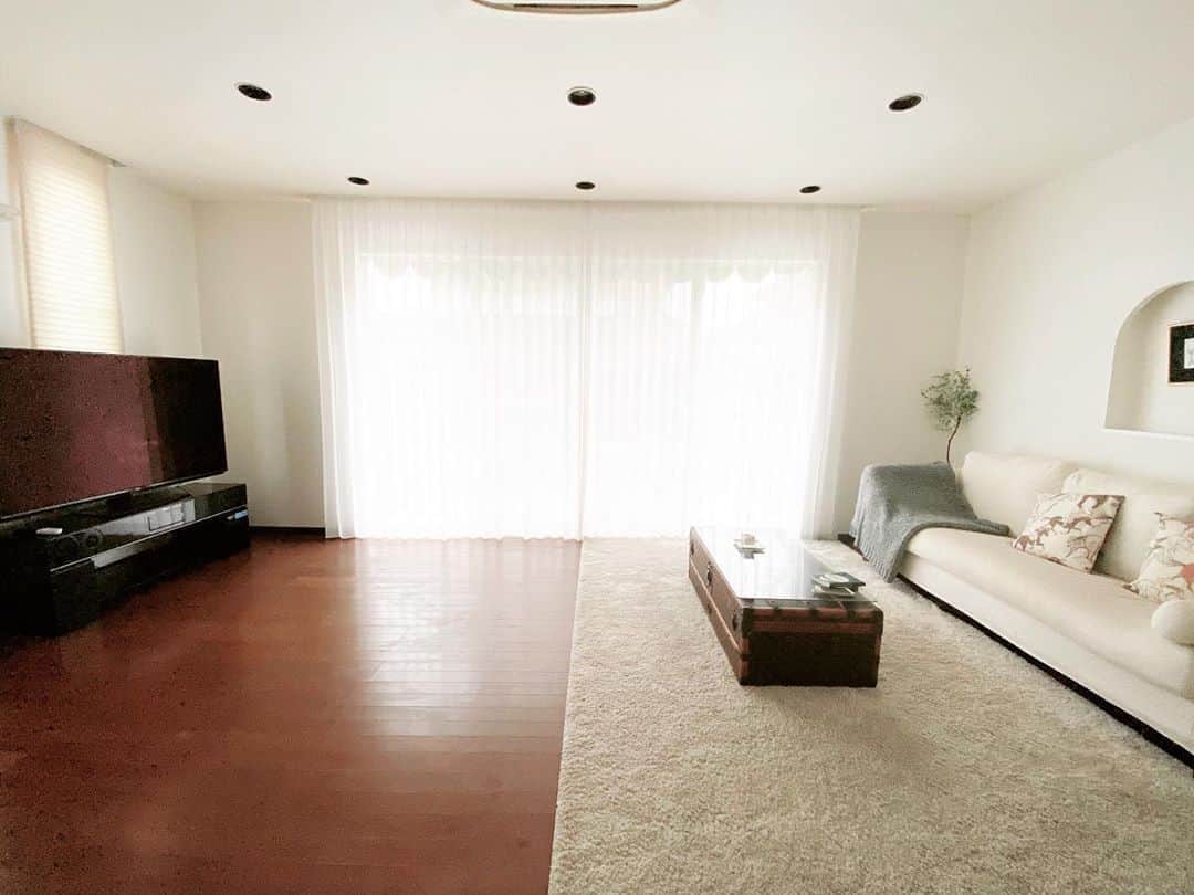 Risako Yamamotoさんのインスタグラム写真 - (Risako YamamotoInstagram)「お掃除日🧹 新しいカーテンが来る日だったのでいつもより気合い入れてお掃除。 ・ 見える所にあまり物を置きたくない派です。 片付けた後の澄んだ空気が大好き😘 ・ #interior  #mysweethome #livingroom #インテリア #お掃除大好き」9月10日 22時49分 - risako_yamamoto