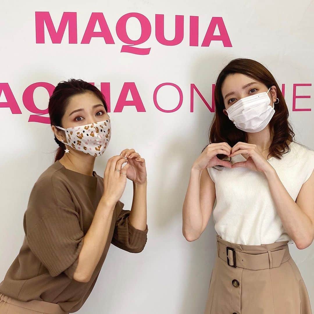 のインスタグラム：「#マキアインスタライブ 💓マスクでも崩れにくいベースメイク&プチプラコスメで秋メイク✨ ㅤㅤㅤㅤㅤㅤㅤㅤㅤㅤㅤㅤㅤ 今夜もご視聴いただきありがとうございました😊マミ様(@mamiset)流の「マスクリンクメイク」いかがでしたか❓マスカラを上下で色分けして塗り、秋らしさを出すカラーテクニック、ぜひ真似してください👁✨アーカイブはIGTVに💁🏻‍♀️ 本日のモデルはマキア公式ブロガーMoeさん(@quad_salchow)でした💓 ㅤㅤㅤㅤㅤㅤㅤㅤㅤㅤㅤㅤㅤ ▼ご紹介した製品 ＜ベースメイク＞ 🔶下地 エトヴォス ミネラルインナー トリートメントベース 25mL SPF31・PA+++ 4,500円 2020年9月16日(水)発売 🔶ファンデーション KANEBO フュージョンフィット ウェア SPF27 PA＋＋ 全8色 各30mL ￥6000 9/4より発売中 🔶パウダー KANEBO スムース フェザリー パウダー ￥4000 ㅤㅤㅤㅤㅤㅤㅤㅤㅤㅤㅤㅤㅤ 🔶アイシャドウ エテュセ アイエディション （カラーパレット）04. オレンジブラウン ￥1400 ㅤㅤㅤㅤㅤㅤㅤㅤㅤㅤㅤㅤㅤ 🔶アイライナー サナ エクセル スキニー リッチライナー RL04 ￥1300 ㅤㅤㅤㅤㅤㅤㅤㅤㅤㅤㅤㅤㅤ 🔶マスカラ （下まつげ）エテュセ アイエディション＜マスカラ＞02 ￥1200 （上まつげ）サナ エクセル ロング&カラー ド ラッシュ LC04 ￥1500 ㅤㅤㅤㅤㅤㅤㅤㅤㅤㅤㅤㅤㅤ 🔶アイブロウ サナ エクセル スタイリングパウダー アイブロウ SE03 ￥1300 エテュセ アイエディション<ブロウマスカラ> 03 ￥1200 ㅤㅤㅤㅤㅤㅤㅤㅤㅤㅤㅤㅤㅤ #インスタライブ #マキアインスタライブ #マミ様 #マミ様メイク #マスクメイク #プチプラコスメ #プチプラ #エテュセ #エクセル #エトヴォス #KANEBO #マキア #マキアオンライン」