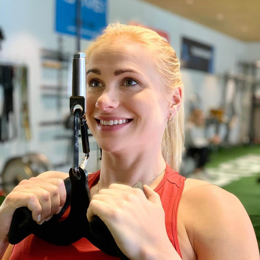 アニー・スラスドーターさんのインスタグラム写真 - (アニー・スラスドーターInstagram)「Being back at the gym is MAGICAL. 🌟  I still have to be very careful with movement choice as things are still getting back to normal in my body.   Weights are light, reps are high but so are the endorphins. Getting my daily ”fix” makes me a better mother, dottir, spouse - and person in general. The people closest to me can attest to that!   Do you make yourself a priority for at least some time every day? And what do you? Let me know, I need ideas that doesn’t involve working out 🤩  @reebok @roguefitness @foodspring_athletics @rpstrength @nuunhydration   #enjoythejourney #allsmiles #frederiksdottir #smallsteps」9月10日 22時53分 - anniethorisdottir