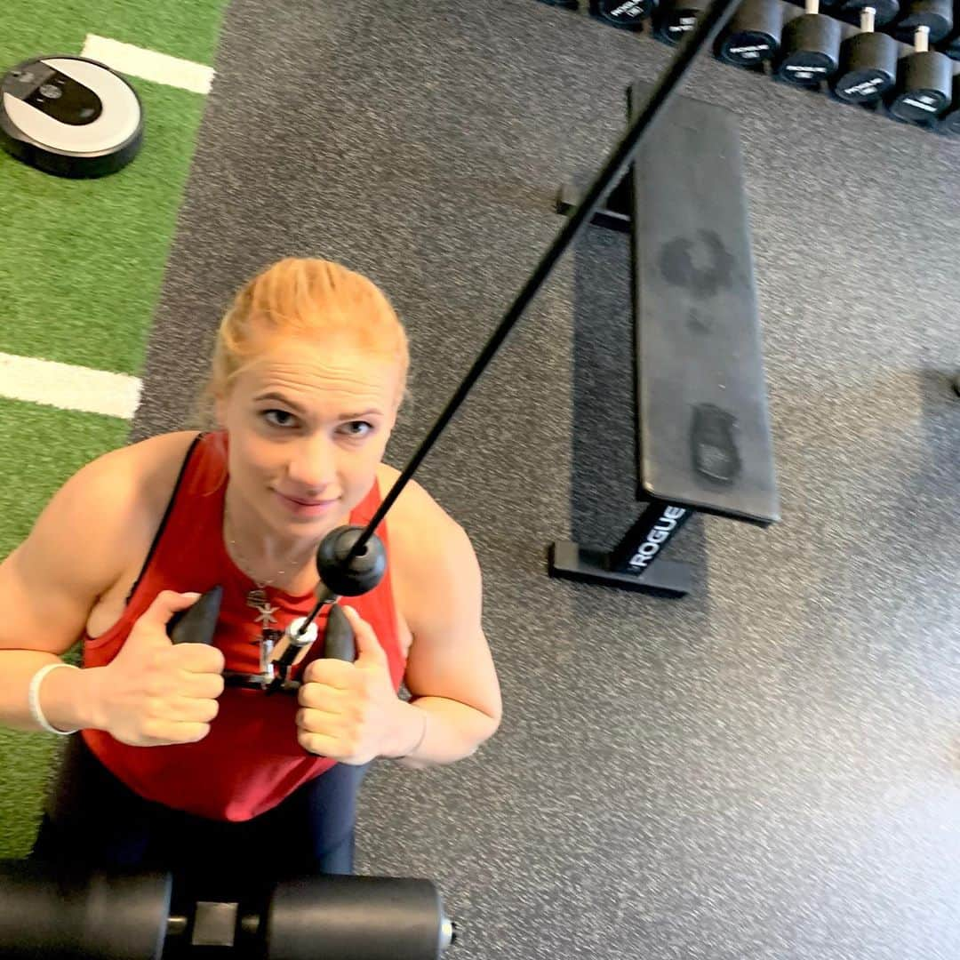 アニー・スラスドーターさんのインスタグラム写真 - (アニー・スラスドーターInstagram)「Being back at the gym is MAGICAL. 🌟  I still have to be very careful with movement choice as things are still getting back to normal in my body.   Weights are light, reps are high but so are the endorphins. Getting my daily ”fix” makes me a better mother, dottir, spouse - and person in general. The people closest to me can attest to that!   Do you make yourself a priority for at least some time every day? And what do you? Let me know, I need ideas that doesn’t involve working out 🤩  @reebok @roguefitness @foodspring_athletics @rpstrength @nuunhydration   #enjoythejourney #allsmiles #frederiksdottir #smallsteps」9月10日 22時53分 - anniethorisdottir