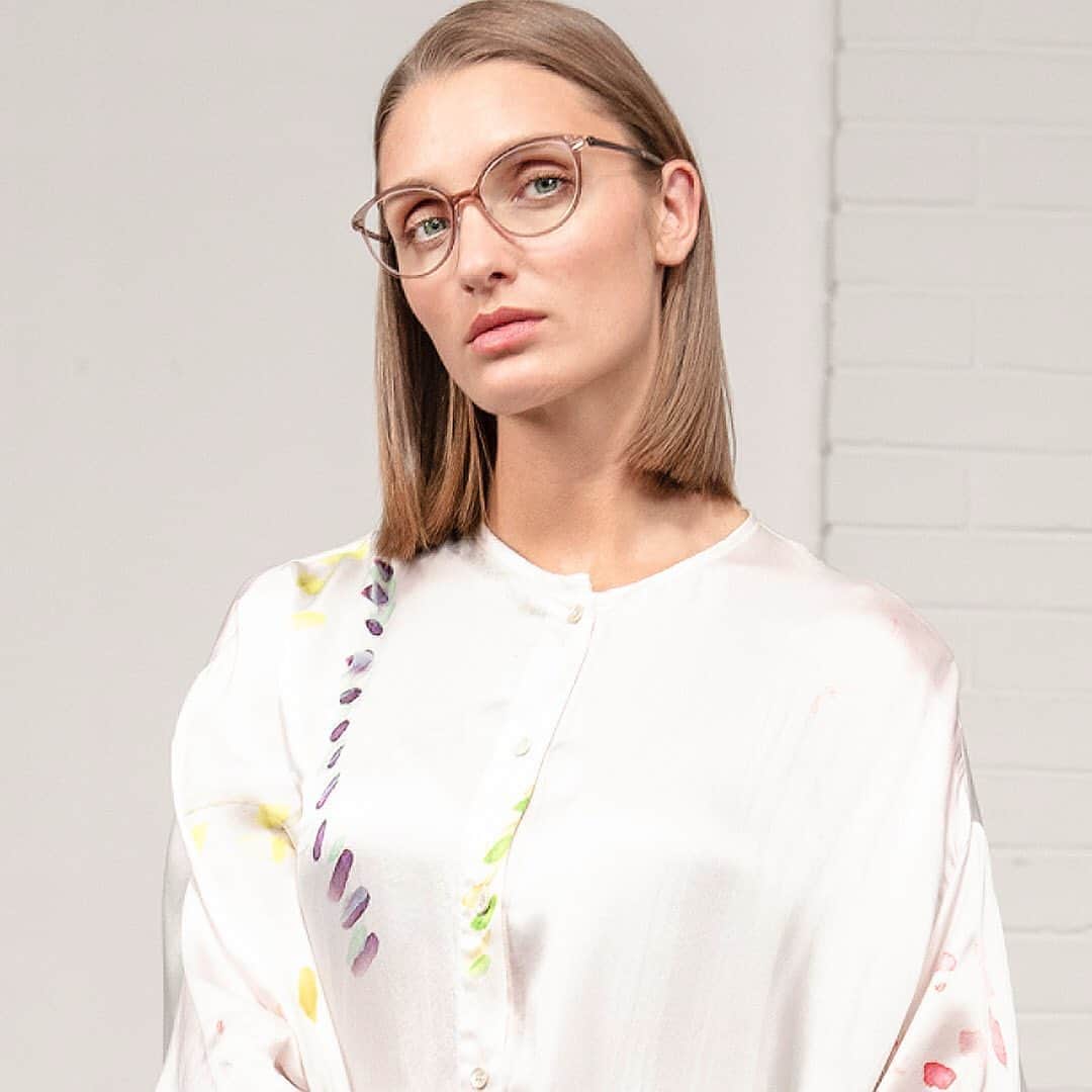 シルエットのインスタグラム：「For frames that are always en vogue. The hint of color in the transparent Infinity View frame lets your outfit take centre stage, while harmonizing with your overall style. ⁠Featuring: Infinity View 1594⁠⠀ .⁠⠀ .⁠⠀ .⁠⠀ #silhouetteeyewear #tryitwearitloveit #eyeweardesign #luxuryeyewear #fashioneyewear #opticalframes」
