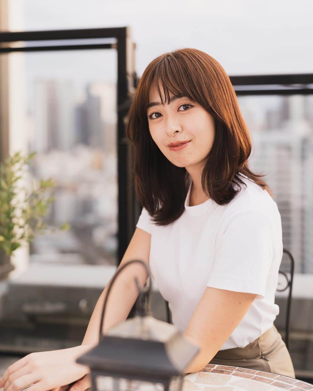 兼田日向子のインスタグラム：「🤍 ユニクロの白Tがすっごくお気に入り…❤︎ 腕の間に隙間ができると細見えして 二の腕お悩み族にとっては嬉しいの🥺 アイロンかければさらにぱりっとするので おすすめです👌❤️  ルナソルのブラウンリップもすっごく可愛い。 今度ご紹介します♡  . . . . . #uniqlou#ユニクロコーデ#白tシャツ#shooting#撮影#サロモ#ミディアム#ナチュラルメイク#ブラウンリップ#ブラウンリップコーデ」