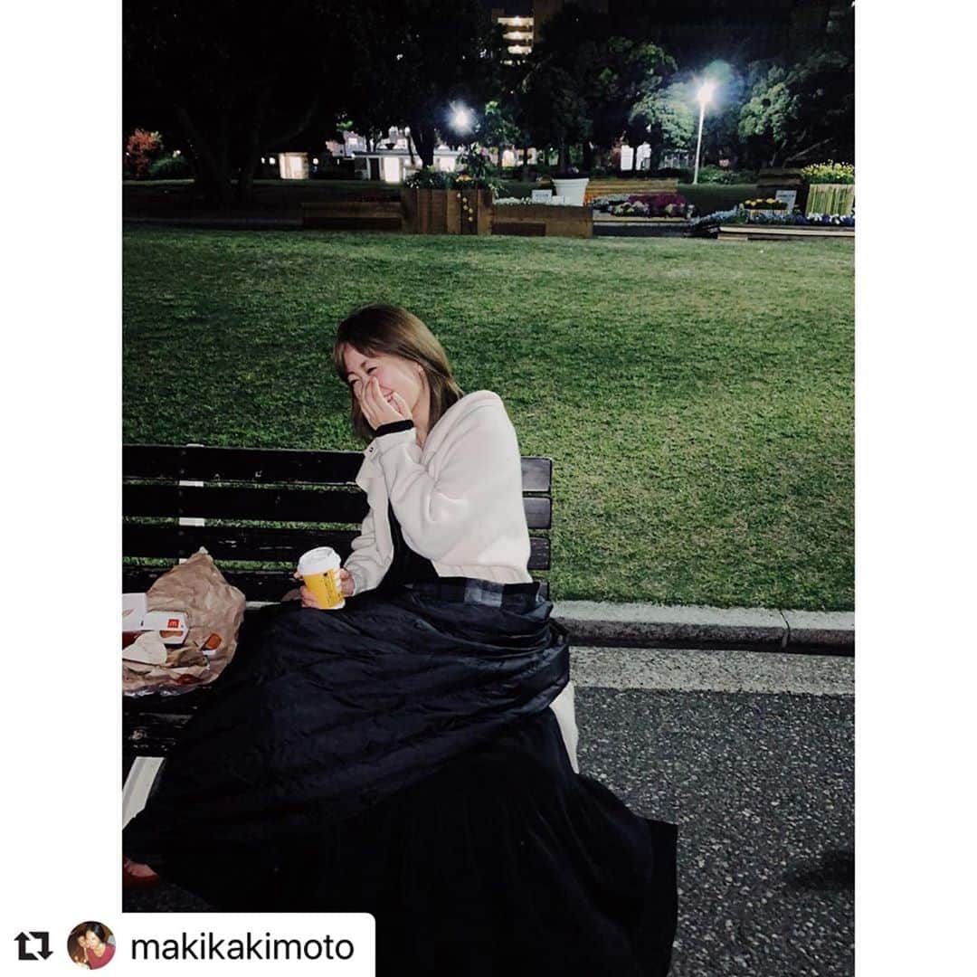 坂本美雨さんのインスタグラム写真 - (坂本美雨Instagram)「一緒にいると、いつだって旅してるみたいな気持ちになれる人。 . #Repost @makikakimoto  ・・・ 夜中の山下公園でマクドナルドを食べたり、逗子の海を散歩したり。彼女とは昼夜問わずよくLINEで会話もする。真面目な話から心底くだらない話まで。真夜中のひとり仕事合間に、気の合う人と少しだけ言葉をやり取りしたくなる瞬間があって、そういう時にふとすごく真剣な会話をしたり。 それにしても、山下公園や赤レンガ、桜木町や日ノ出町、中華街や横浜駅あたりを車で通るたび、何でもすぐ忘れがちな私に想い出の波が押し寄せてきて驚く。自分がいかに夜に行動していたか。想い出はだいたい夜が多い。 いつかこんな私でも朝型になる日がくるのかな⁈ (現在3:03)」9月10日 23時08分 - miu_sakamoto
