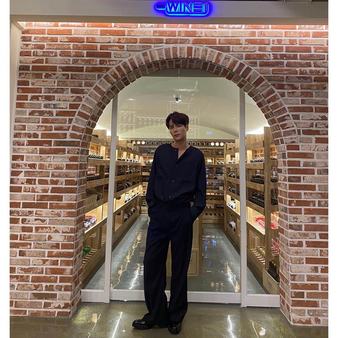 ジヒョク のインスタグラム：「어제 모두 수고하셨어요 !! 비대면 팬미팅 이었지만 여러분과 같이 소통할수 있어 기뻤습니다^^ 이번주 인스타 라이브는 쉬고 다음주 깜짝 게스트와 라이브 진행할께여!! 우리 다음주에 다시만나요 ^^ @9ato_ent 에서 다음주에 만나요 ^^」