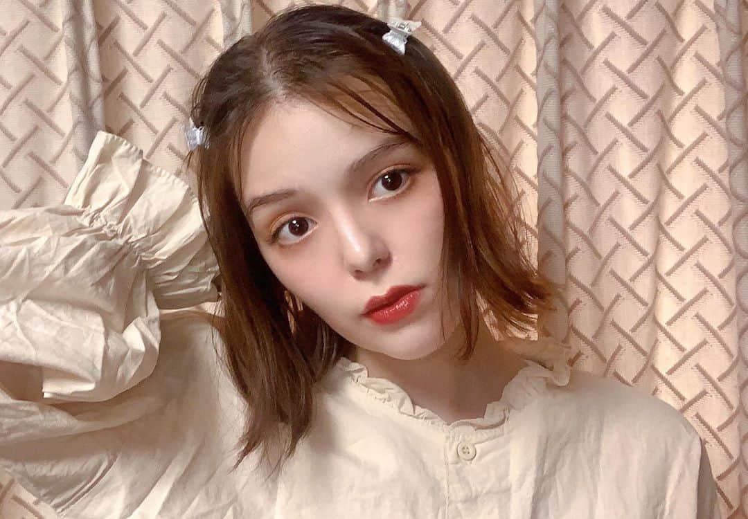 maya kibbel キベルまやのインスタグラム：「まだ残暑がありますが、秋の気配も感じまーす🍂 Maybelline と Marvel のコラボの新作品を試して気に入っています！是非試してみてねー 🧡  #メイベリン #MARVELxMAYBELLINE #maybellinenewyork #秋メイク」