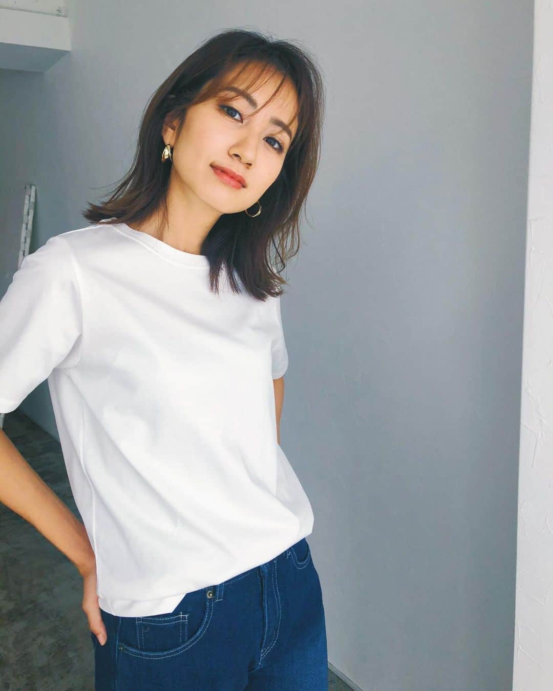 のインスタグラム：「好みの髪型は短めのボブだけど、今の環境や気持ちには今ぐらいの長さがしっくりくる😌やっと好みだけで選ばずに、今の自分にしっくりくるものを選べるようになれたかな✨ . 👗　@pierrot_shop  💄　@hairmake_yoshimi  . #タツレナボブ　#ロブ　#シースルーバング #シースルー前髪 #白t #シンプルコーデ #外ハネボブ」