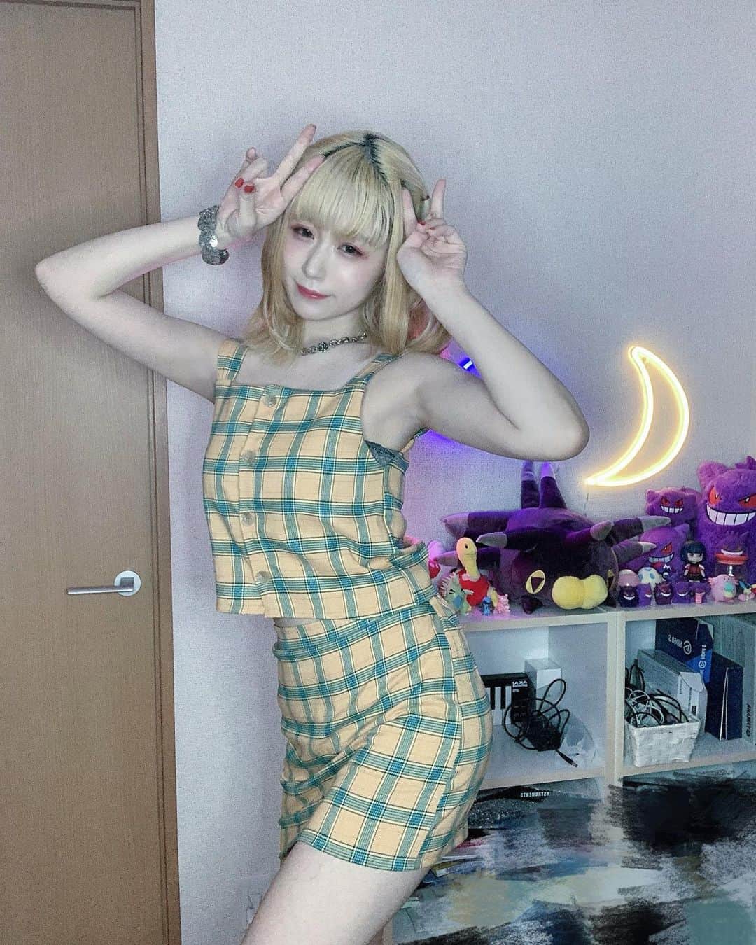 のインスタグラム：「家で派手な色の服来て写真撮るおんな(足の線は血管です」