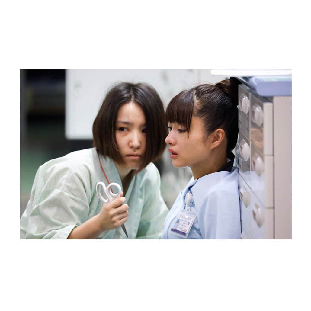 のインスタグラム：「... 「アンサングシンデレラ 病院薬剤師の処方箋」 第9話ご視聴ありがとうございました🙏 人は時に迷って間違えて、 頭で理解していても心が追いつかない時があります。 今回演じるにあたって、 たくさんの人の辛い心を、気持ちを、 どうしようもなさを想像しました。 ドラマの物語ではありますが、 私が演じた若月陽菜を通して、 遠くにいるあの人や、 思いを抱えているあなたに届けば嬉しいです🌱 ' 初めて共演させていただいた石原さとみさん🌻 包んでくださる温もりが本当の光のように感じ、 演じながら何度も心が震えました😌 そして元夫役が梅ちゃん先生以来の共演、 高橋光臣さんだったからこそ、 私は全力で抱えた思いをぶつけることができました🌼 改めてこの作品に参加することができて、幸せです🌷 ありがとうございました🌿」