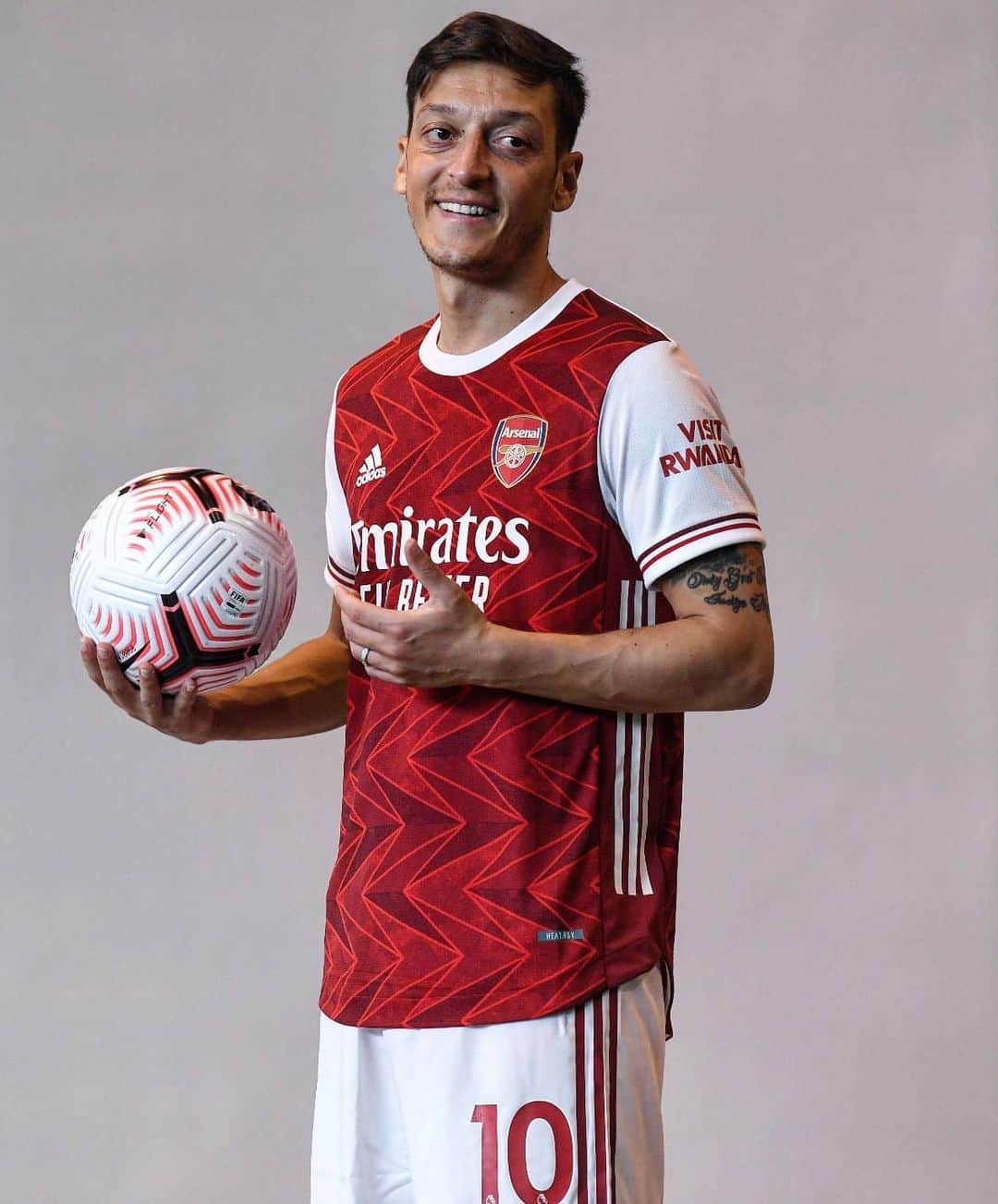 メスト・エジルのインスタグラム：「🔜 season 2020/21 💥❤️⚽ #M1Ö #YaGunnersYa #COYG」