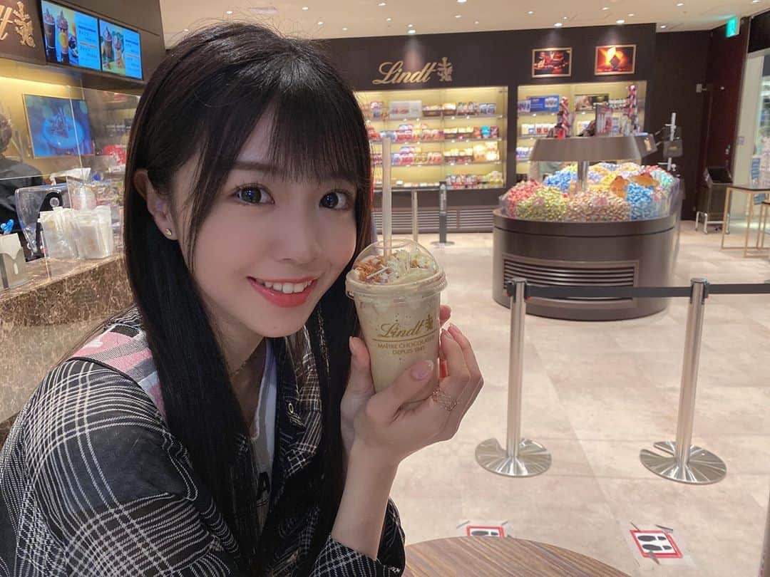 貞野遥香さんのインスタグラム写真 - (貞野遥香Instagram)「☆﻿ 「「 飲む〜？🥰」」﻿ ﻿ ﻿ #リンツショコラブティック にて見つけちゃった美味しそうなものっ♡♡♡﻿ ﻿ はるかの大好きな“ホワイトチョコ”に惹かれました。。🤤💓🍫﻿ ﻿ ﻿ ﻿ #NMB48 #チョコレートドリンクモカホワイト #チョコレート #ホワイトチョコ #カフェ #カフェ巡り #大阪 #梅田 #甘党 #甘党女子」9月10日 23時19分 - _haruka_sadano06