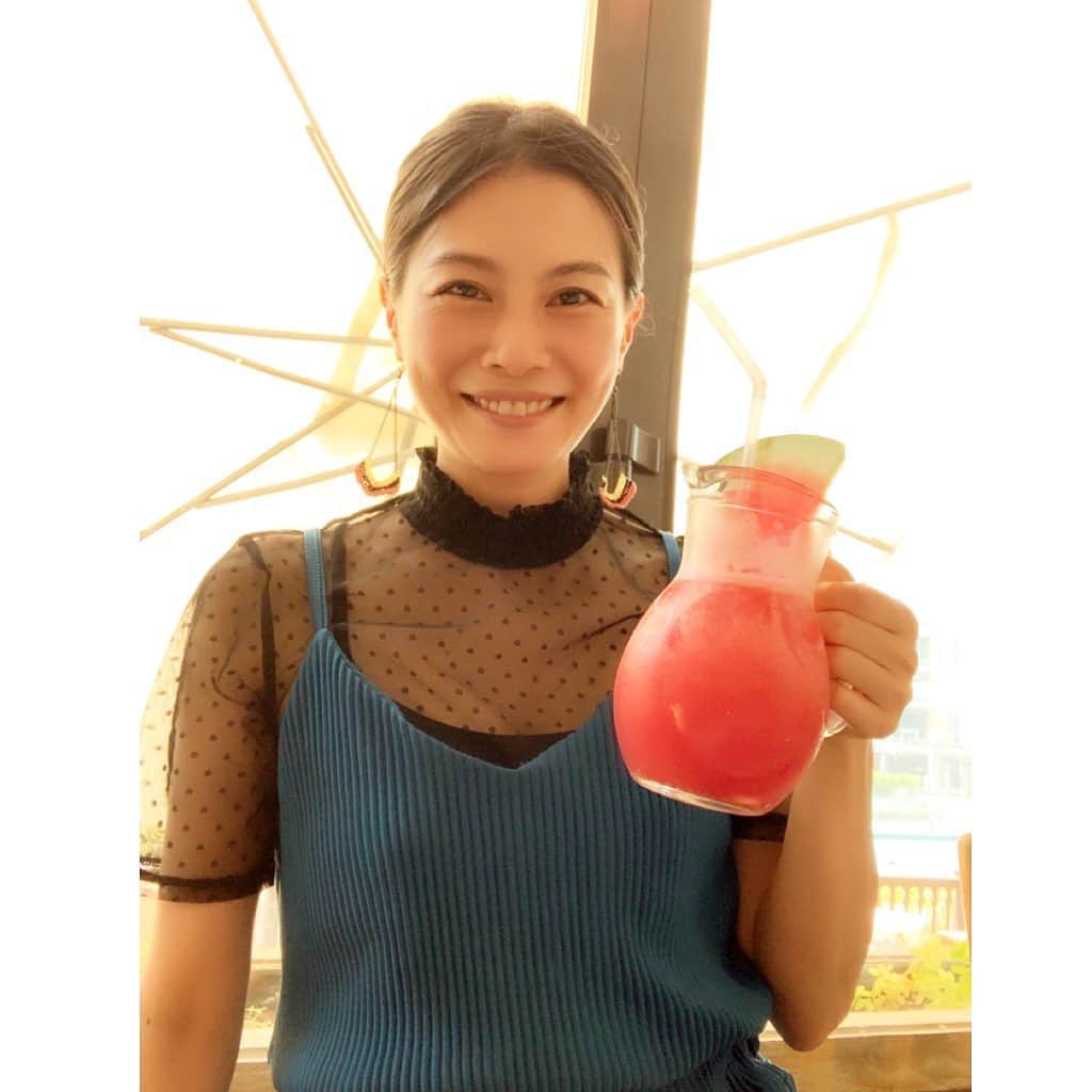 のインスタグラム：「レモンミントジュース🍋とスイカジュース🍉 どっちも、めちゃくちゃ濃いです😲美味しい〜💖そして、このチキンもルッコラとイチジクのサラダも、めちゃくちゃ美味しくて😆 なんかね、本当に野菜やフルーツのエネルギーが全然違うっ✨✨🥬✨✨生き生きしてるし、味も濃いし、やっぱりエネルギーが高い😆💖   #レモンミント#スイカジュース#濃い#美しい#フルーツ#fruits#vegetable#happy#delicious#happiness#Dubai#good#smile#japan」