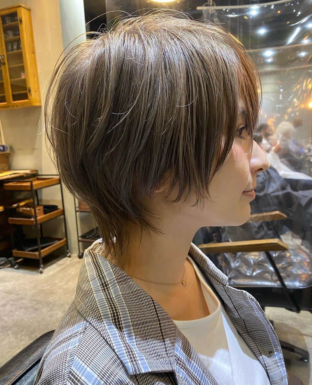 有馬綾香のインスタグラム：「イェーイ！！ ショートカット💇‍♀️ めっちゃ頭軽い！！！！  いつも最高なカットとカラーをしてくれるタツヤくんに感謝😂」