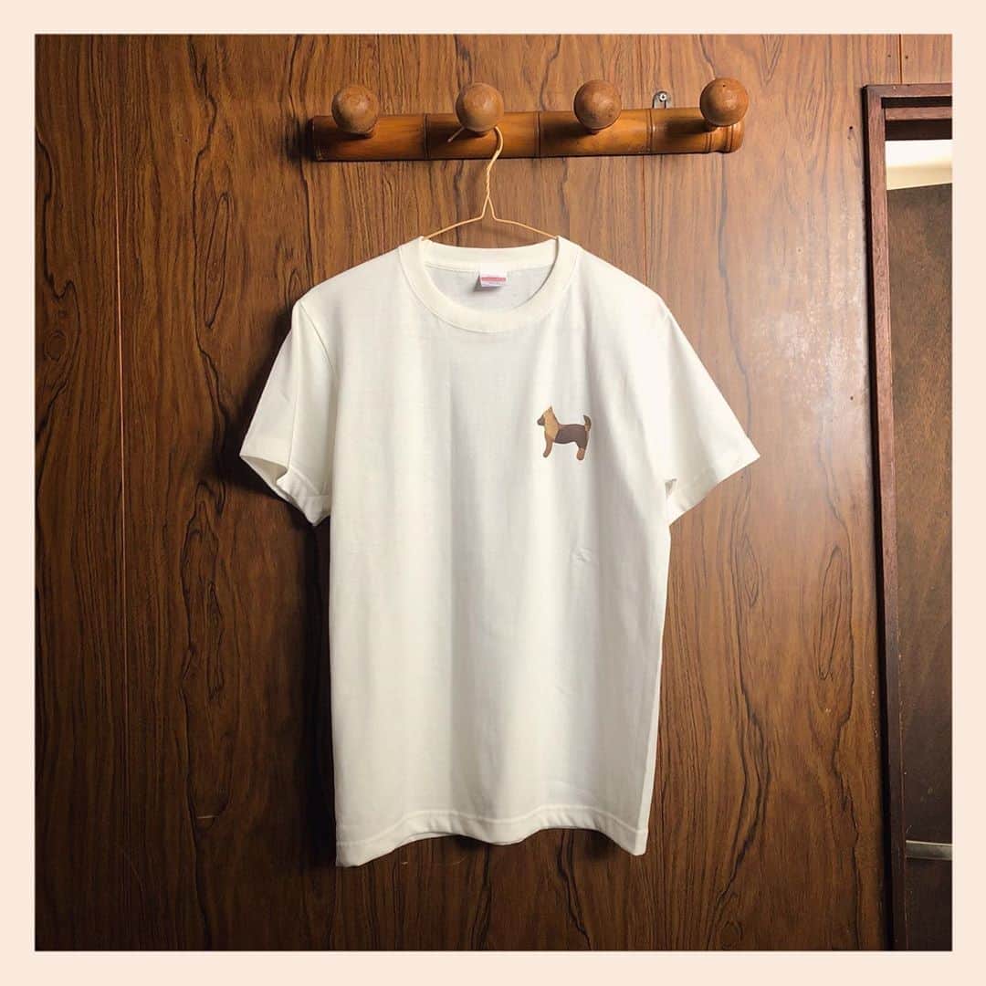 パンといっぴきのインスタグラム：「吉祥寺・ギャラリー フェブのHPにて、マーブルわんこクッキーTシャツの販売のお知らせです。 大好きな雑種犬をイメージしたクッキーを焼いて写真に撮り、Tシャツにしました。 9月13日(日)15時から受付開始。限定30枚。サイズや着用感は、ギャラリーフェブのHPにてご覧いただけます。よろしかったら〜。売り上げの一部は、保護犬の活動団体に寄付されます。  以下、ギャラリー フェブHPより。「昨年より、老犬との暮らしの提案や保護犬たちのことを知ってもらうイベントを毎年やっていこうと企画しましたが、ままならず。。。今年はそれぞれが考えたTシャツをリレー販売することにいたしました。売り上げの一部を老犬、保護犬の活動団体に寄付する予定です」  http://hikita-feve.com/shop.html  #保護犬　#ギャラリーフェブ」
