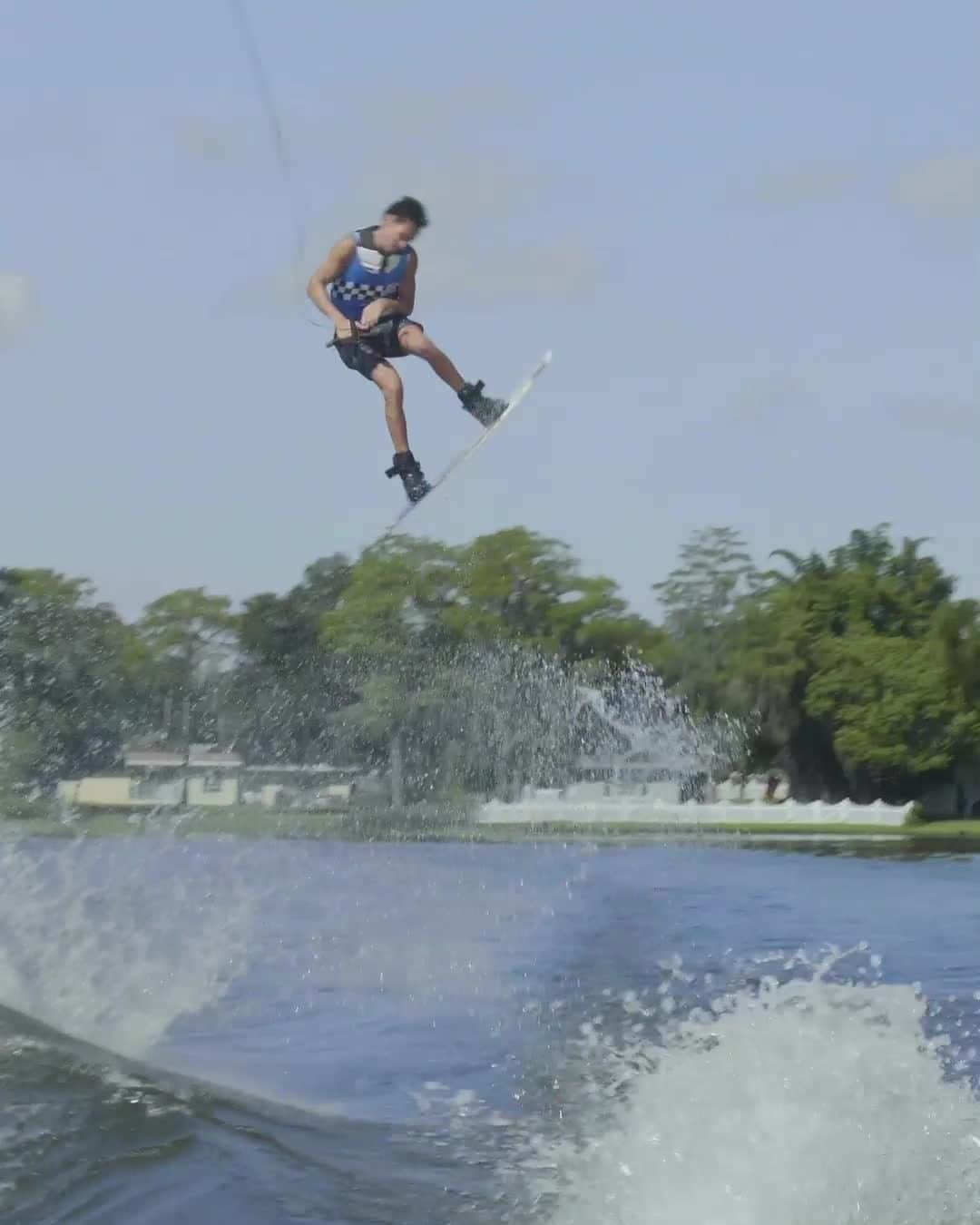 レッドブルのインスタグラム：「come for @guentheroka landing the first wrapped toe backside 1080 behind a wake boat, stay for @parxxx being the ultimate hype man 🔥🔥  #wake #wakeboarding #bigair #redbull #givesyouwings」
