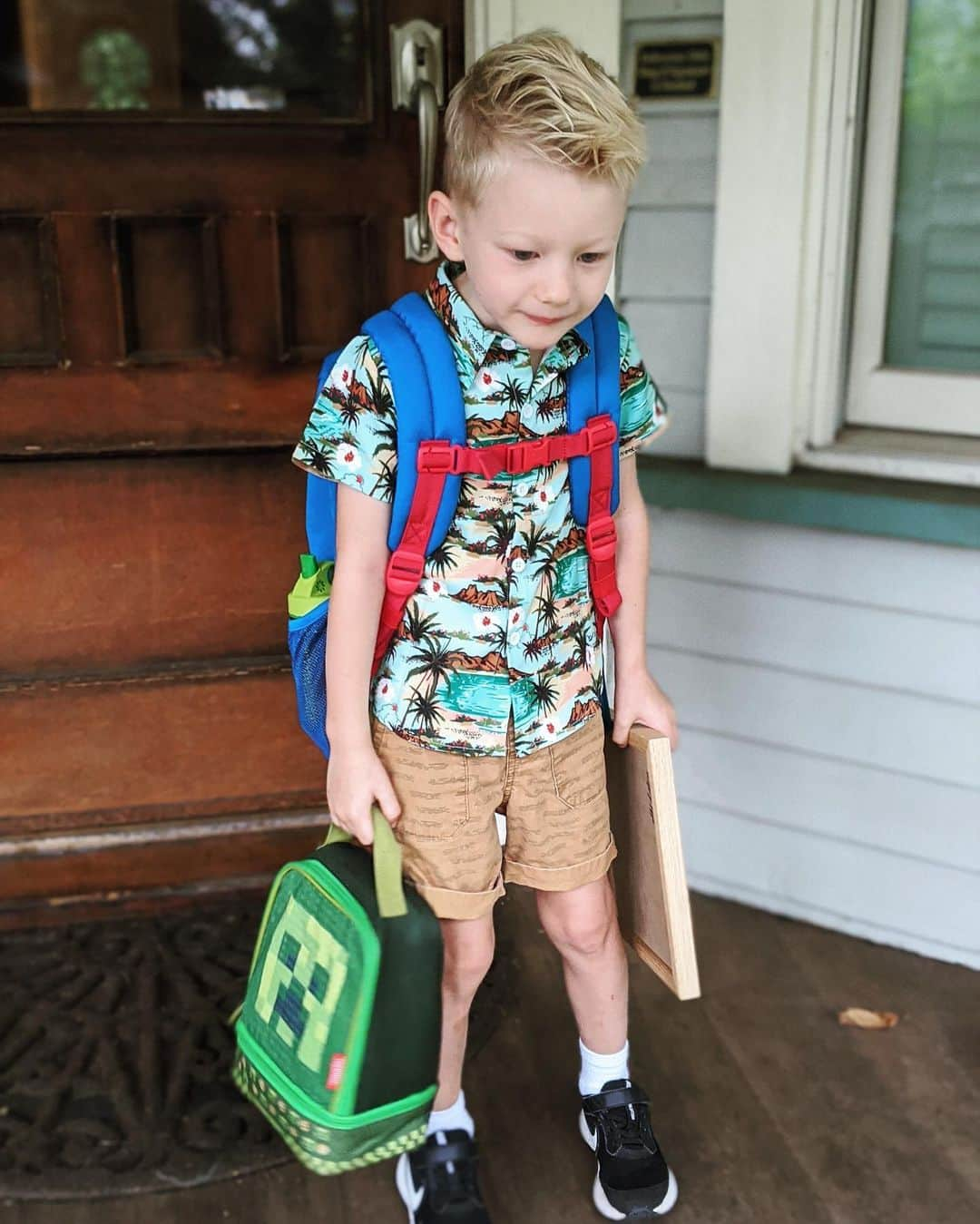 タラ・リンさんのインスタグラム写真 - (タラ・リンInstagram)「😭😭😭 I couldn’t sleep last night. Not exactly what we’d envisioned, first day of Kindergarten sending kiddo off to a remote pod with a laptop, charger, masks and a bag of unsharable school gear he can barely carry (see third pic). But over breakfast I asked him to choose his letterboard emojis - 😑😆🙂 so I think he’s doing fine.」9月10日 23時39分 - taralynn