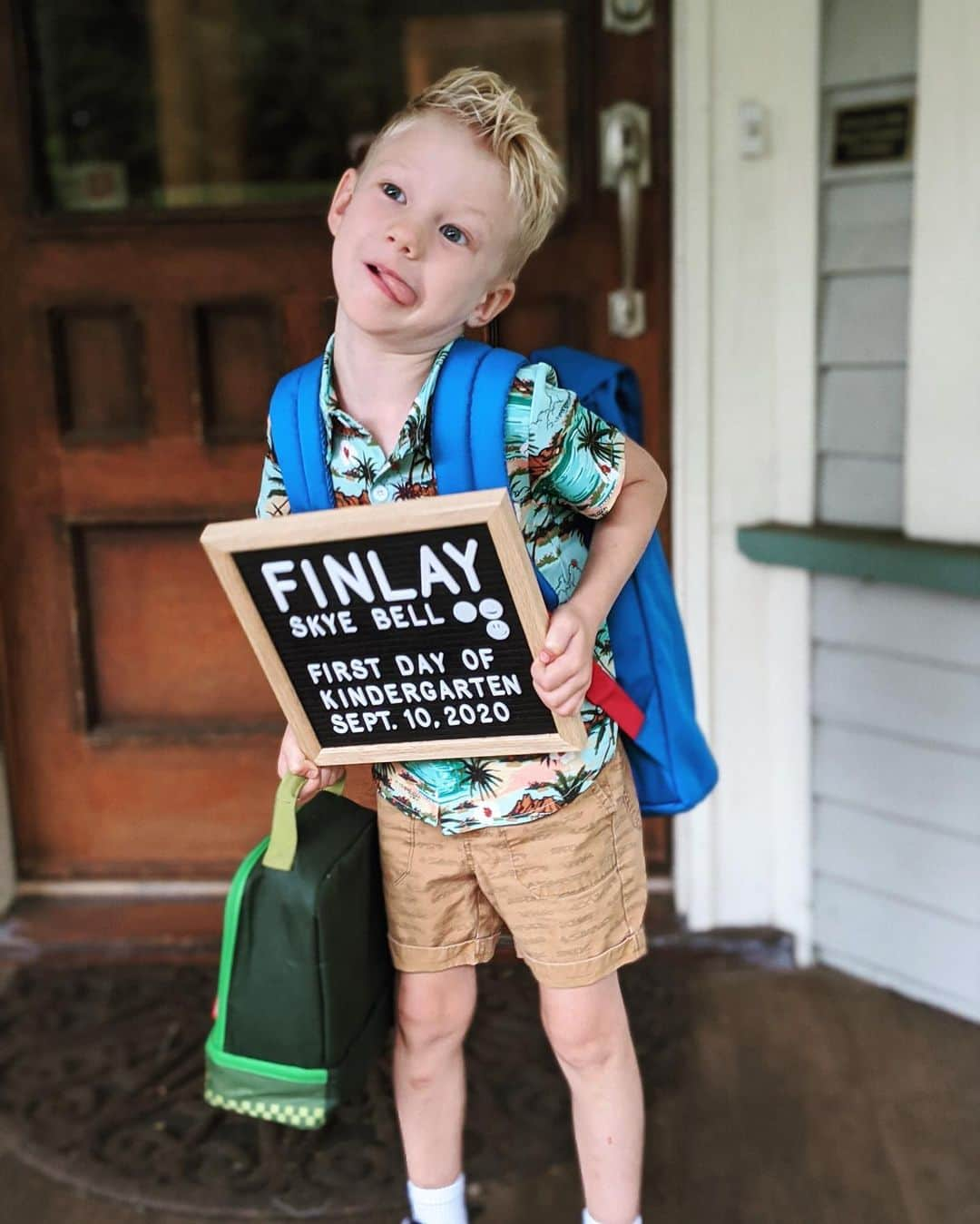 タラ・リンさんのインスタグラム写真 - (タラ・リンInstagram)「😭😭😭 I couldn’t sleep last night. Not exactly what we’d envisioned, first day of Kindergarten sending kiddo off to a remote pod with a laptop, charger, masks and a bag of unsharable school gear he can barely carry (see third pic). But over breakfast I asked him to choose his letterboard emojis - 😑😆🙂 so I think he’s doing fine.」9月10日 23時39分 - taralynn