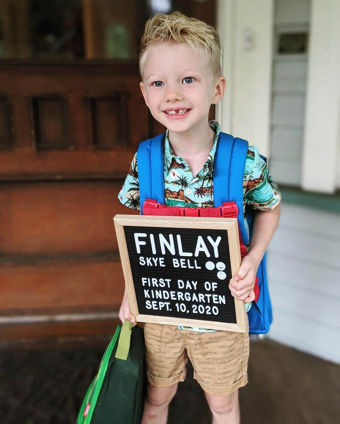 タラ・リンさんのインスタグラム写真 - (タラ・リンInstagram)「😭😭😭 I couldn’t sleep last night. Not exactly what we’d envisioned, first day of Kindergarten sending kiddo off to a remote pod with a laptop, charger, masks and a bag of unsharable school gear he can barely carry (see third pic). But over breakfast I asked him to choose his letterboard emojis - 😑😆🙂 so I think he’s doing fine.」9月10日 23時39分 - taralynn