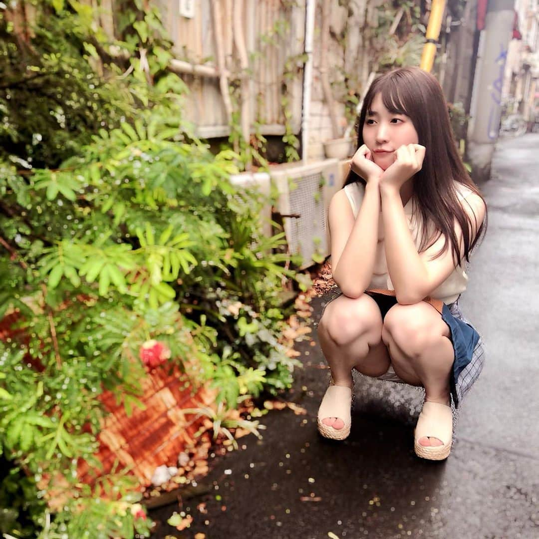 桜木優希音さんのインスタグラム写真 - (桜木優希音Instagram)「たまにボーッとしてみたり…♡  💙 #ちらり #ちょこんと #路地裏 #緑 #葉っぱ #前髪が #ぱっかーん #色白 #ランジェリー #lingerie #可愛い #かわいい #backshot #美女 #美人 #美脚 #目指す #tagsforlikes #japanesegirl #tokyogirl #instalikes #お出掛けしたい #夏 #summer #ノースリーブ女子 #スカート #ミニスカ #プリーツスカート #ロングヘアー #1日お疲れ様」9月10日 23時40分 - yukinsaky__