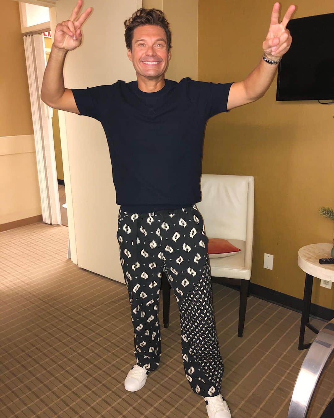 ライアン・シークレストさんのインスタグラム写真 - (ライアン・シークレストInstagram)「Pajamas or high fashion?」9月10日 23時32分 - ryanseacrest