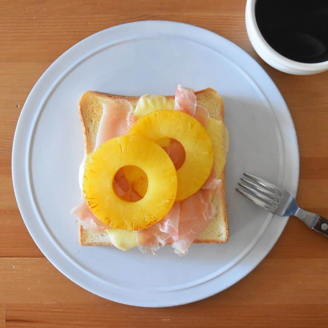 山崎佳のインスタグラム：「Today’s breakfast. チーズと生ハムとソテーしたパイナップル。 えっ、もう夏が終わるの…？早…」