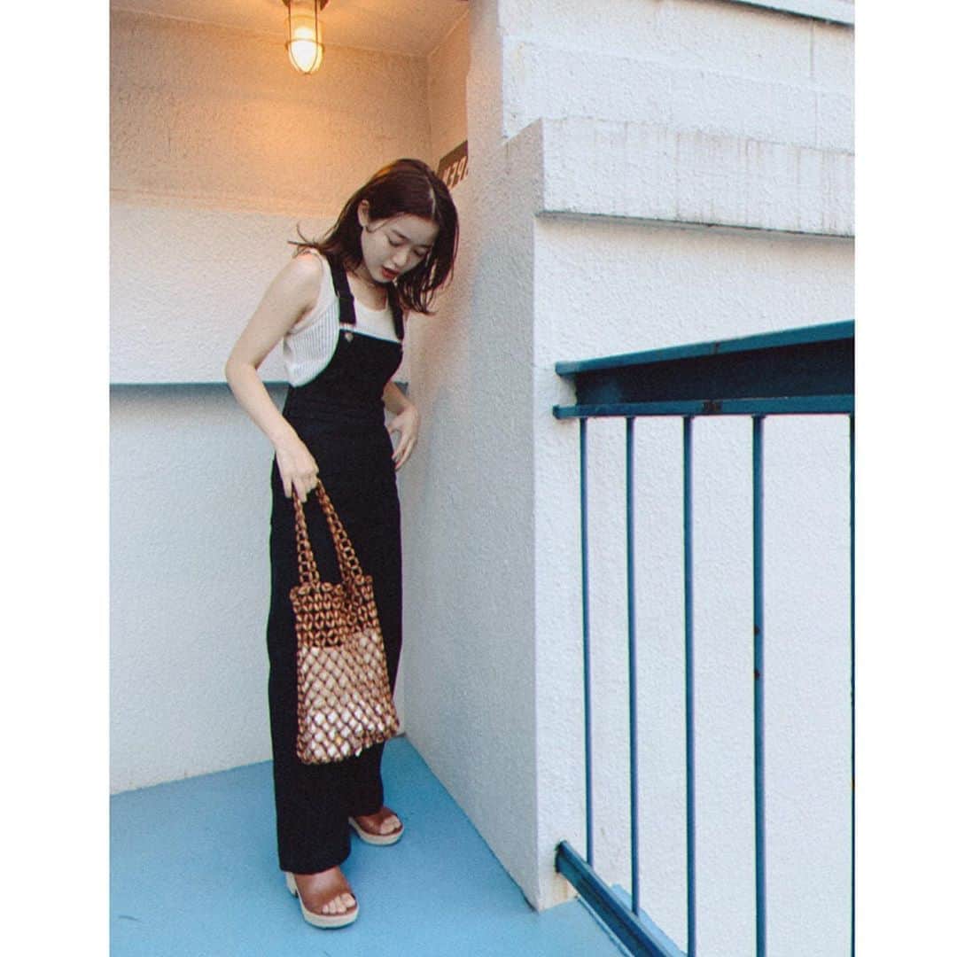 猪鼻ちひろのインスタグラム：「🖤🤍🤎 全身コーデはこんな感じでした！ タグ付けしたよ🏷 (コメントはまた時間見つけて返しまする、ありがとう♡) ネックレスは @from_chiro の Let it be🤎 バッグ、靴も全部茶色で。 オーバーオールは ずっと昔から好きなアイテムで、 手放しては買い足している気がする。笑 ズボンの裾は自分で縫ったよ🧵 #プリーズ身長 #ちひろのお洋服」