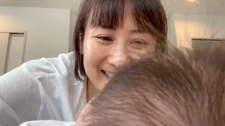 のインスタグラム：「こんな時間にすみませんね。 あまりにも可愛いすぎてさ。 ごめんなさいね。 載せさせてー！笑 . . .  あーあーうーうー クーイングかな？喃語かな？ 娘と少しずつコミュニケーション取れてる感じがして楽しい嬉しい😭♥️」