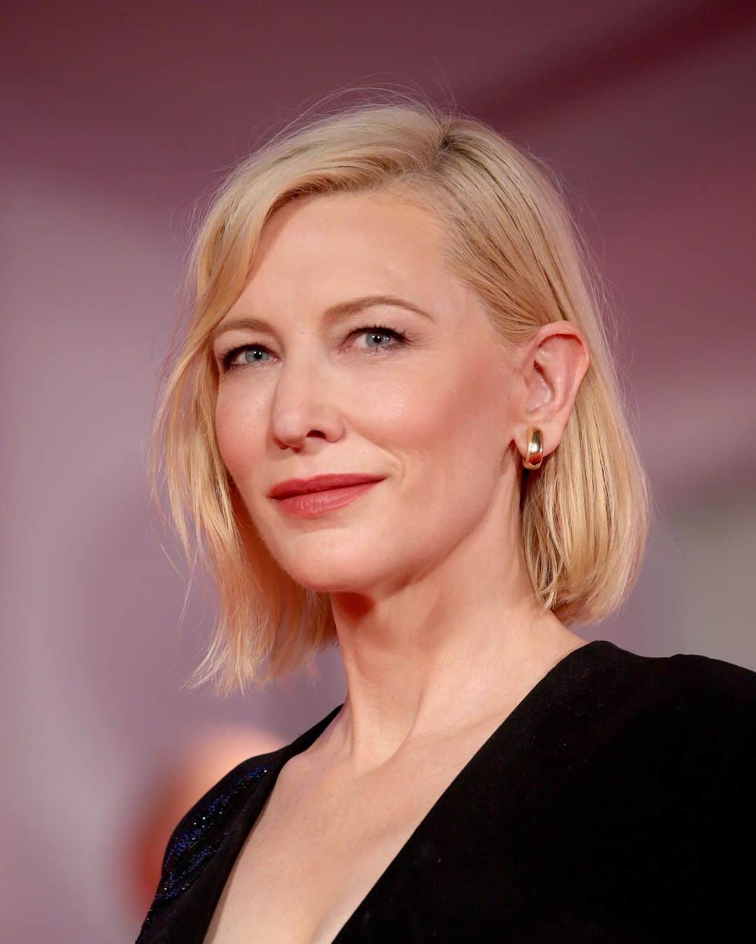 Armani Beautyさんのインスタグラム写真 - (Armani BeautyInstagram)「Last night on the red carpet. Giorgio Armani Global Beauty Ambassador and jury president of the 77th Venice Film Festival, Cate Blanchett, wore ROUGE D'ARMANI MATTE in glamorous shade 105 "Festival" from the VENEZIA COLLECTION.   Emulate #CateBlanchett's iconic #Armanibeauty look:  - ARMANI PRIMA GLOW-ON MOISTRUIZING CREAM  - LUMINOUS SILK CONCEALER in shade 3 - NEO NUDE FOUNDATION in shade 4 - NEO NUDE FUSION POWDER in shade 2 and 4 - NEO NUDE A-BLUSH in 30  - EYE QUATTRO in shade 2 "Avant-premiere"  - SMOOTH SILK EYE PENCIL in shade 4 - EYE & BROW MAESTRO in shade 6 "Copal" - EYES TO KILL CLASSICO MASCARA  - ROUGE D'ARMANI MATTE in shade 105 "Festival"   Makeup credits: @MaryGreenwell   #ArmanibeautyStars #CateBlanchett #RougedArmaniMatte #BiennaleCinema2020 #Venezia77 #makeup」9月10日 23時43分 - armanibeauty