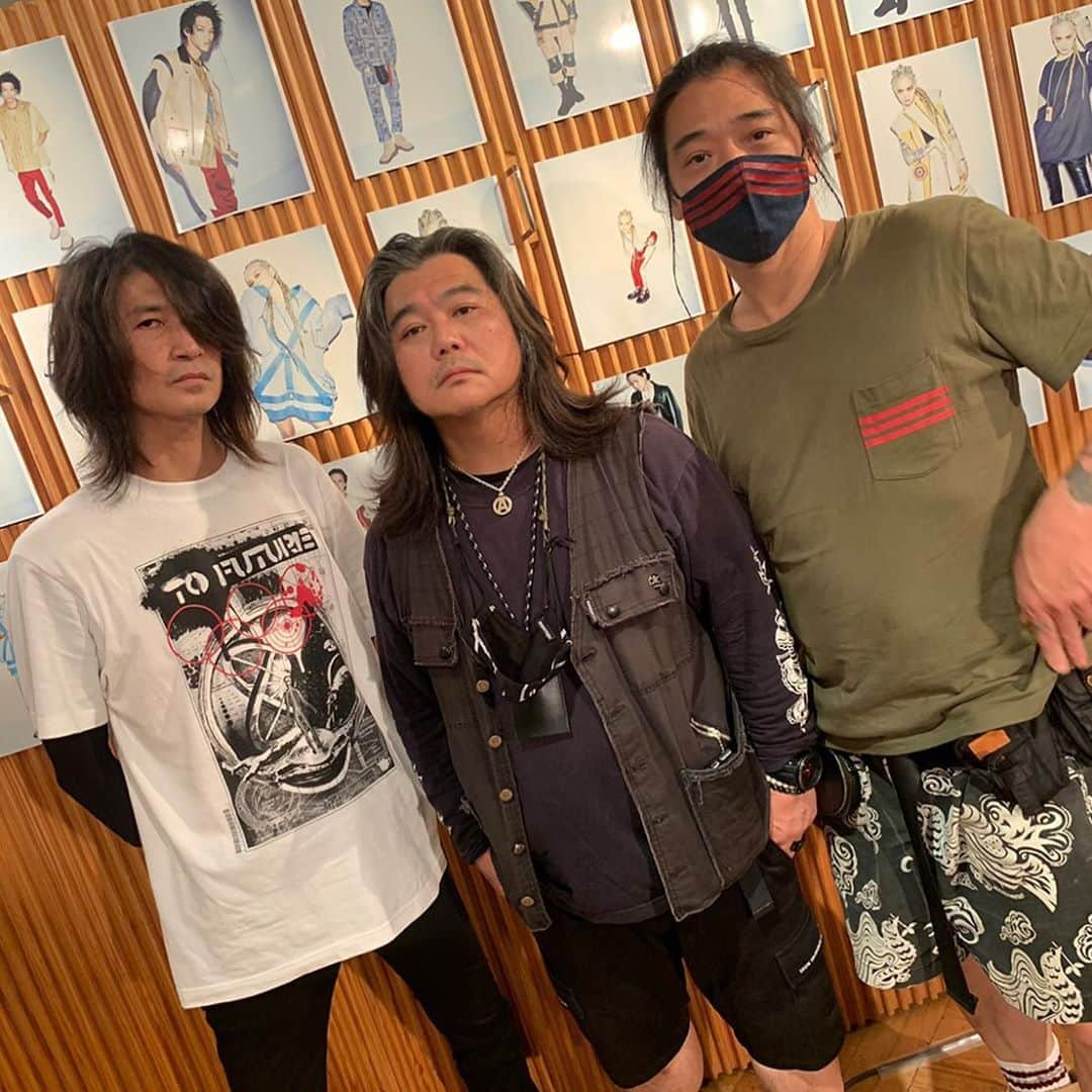 BORISさんのインスタグラム写真 - (BORISInstagram)「今日はblackmeans @blackmeans_official 展示会にお邪魔。小松君とは十数年振りに会ったけど、久々感が全く無し、相変わらずのナイスガイ。　@fuudobrain タケシ氏も交え話が弾む。T #borisheavyrocks #borisdronevil #rockyandthesweden #blackmeans」9月10日 23時45分 - borisdronevil