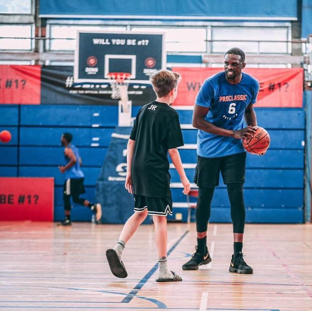 ルオル・デンさんのインスタグラム写真 - (ルオル・デンInstagram)「Happy birthday, @xmantegna__5; I hope you’re out there giving someone buckets right now. But you know I'm still giving you buckets when I see you. Proud of you, Xman 👊🏿💪🏿.」9月10日 23時46分 - luoldeng9