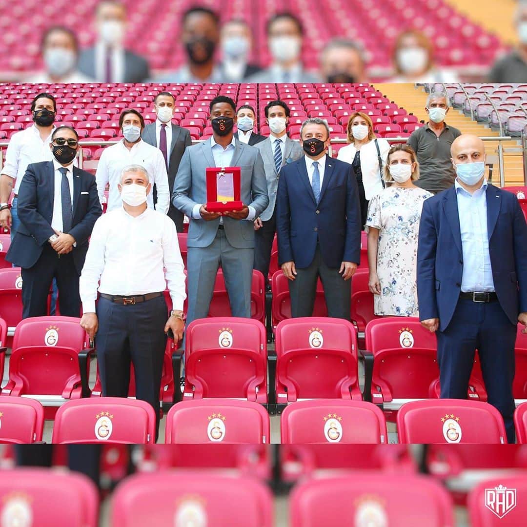 ライアン・ドンクさんのインスタグラム写真 - (ライアン・ドンクInstagram)「Galatasaray 2019/2020 sezonu en iyi oyuntjusu. Buyuk gurur. Herkese tjok teshekkur ederim! #aile 💛❤️」9月10日 23時47分 - ryanhenkdonk