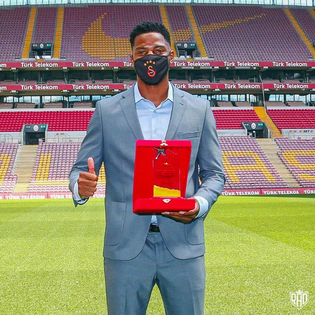 ライアン・ドンクのインスタグラム：「Galatasaray 2019/2020 sezonu en iyi oyuntjusu. Buyuk gurur. Herkese tjok teshekkur ederim! #aile 💛❤️」