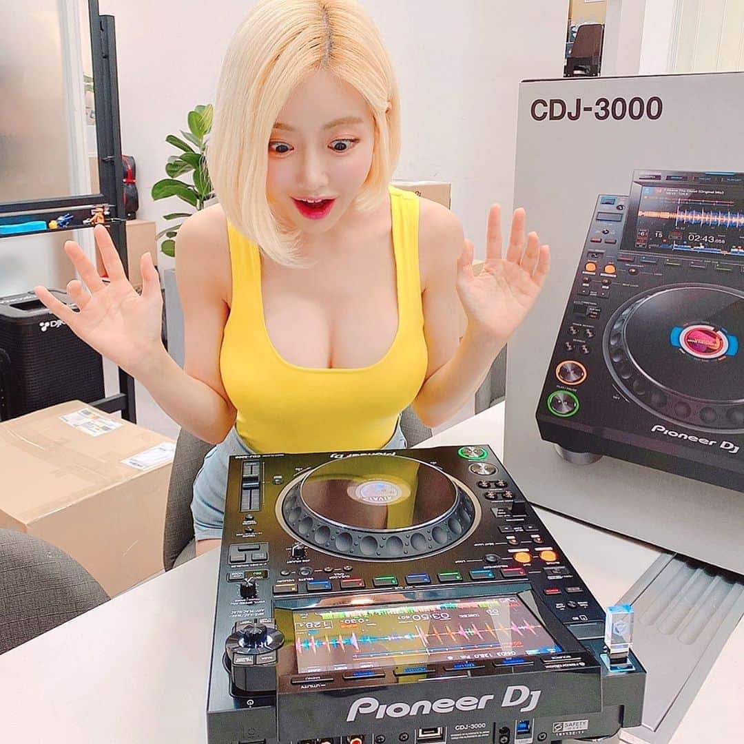 Dj Sodaさんのインスタグラム写真 - (Dj SodaInstagram)「5년만에 새로운 디제이 장비가 출시 됐어요!!❤️🧡💛 #NEWTOY #UNBOXING 💝They brought out a new product CDJ-3000 in 5 years!!! Let me tell you the three biggest changes 😮✨  1. The screen has widened to 9 inches  2. The jog wheel has been redesigned to be the smoothest ever 3. The location of Hot cues, and the 8 pads   This is one of the most exciting moments of recent years!!! 🔥🔥  #djkorea #pioneer #pioneerdj #pioneerwoman #cdj #cdj3000」9月10日 23時54分 - deejaysoda