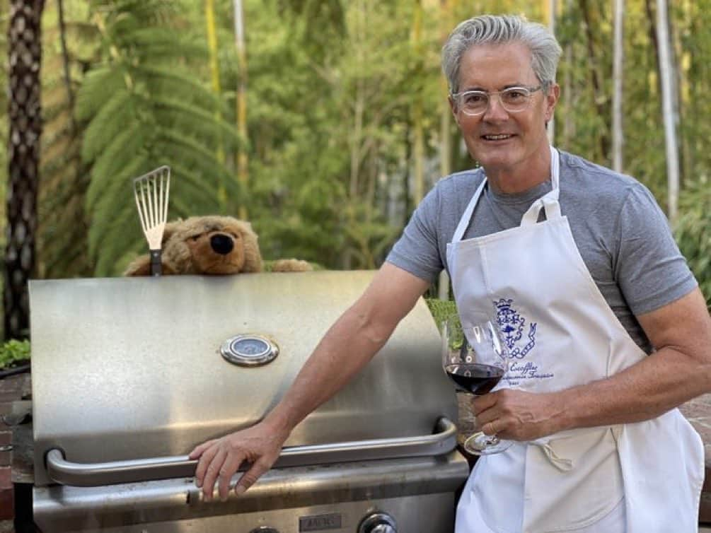 カイル・マクラクランさんのインスタグラム写真 - (カイル・マクラクランInstagram)「Bear with my new assistant at the grill! He and I are here to announce that my latest #PursuedByBearWine vintage is available now! Snag one before it’s too late (link in my bio)」9月11日 0時05分 - kyle_maclachlan