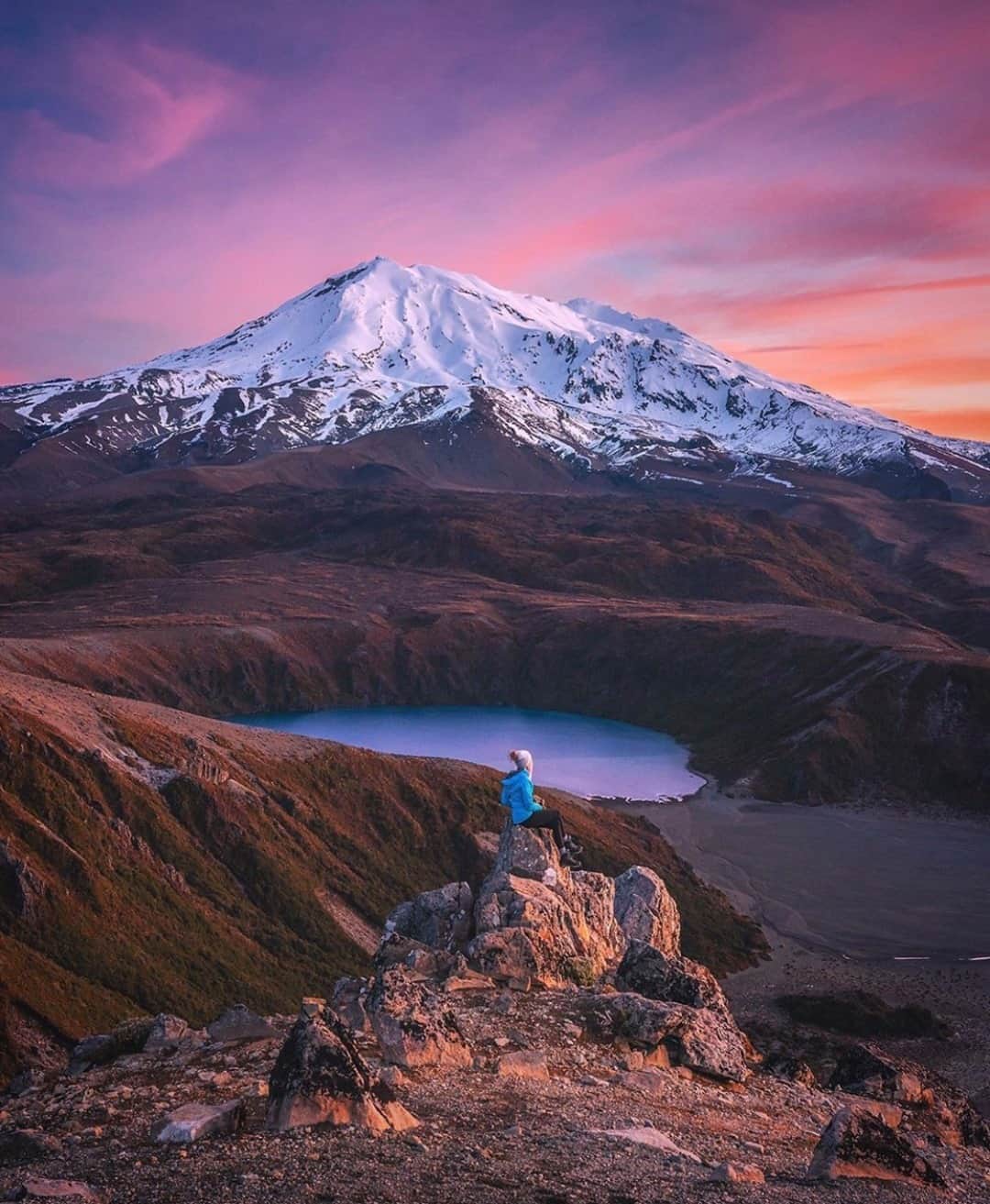 Earth Picsさんのインスタグラム写真 - (Earth PicsInstagram)「New Zealand's largest volcano, Mount Ruapehu 🏔 by @rachstewartnz」9月11日 0時00分 - earthpix