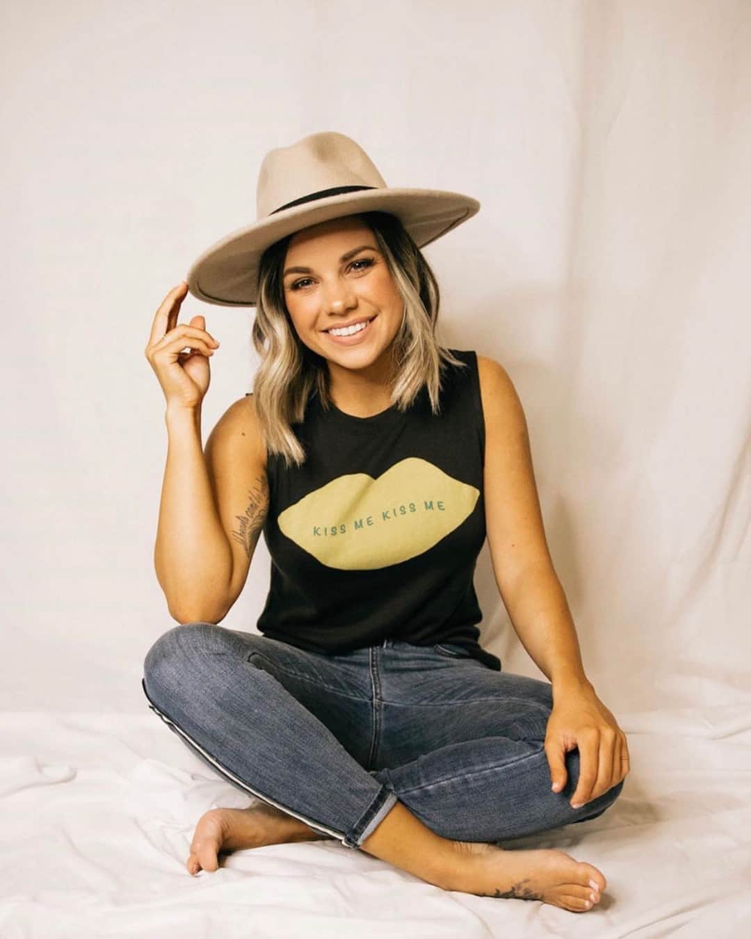 チェイサーのインスタグラム：「Sending kisses to all of our amazing followers💋🥰💞 @megaaan_bonduraaant #kissme #chaserbrand #graphictee #bandtee #womensclothes」