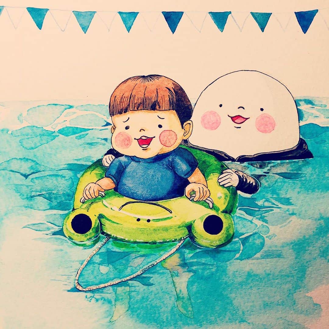 山川あかねのインスタグラム：「区民プールに行ってきたよ! お豆は初めての50mプール。 入場規制がかかっていたから広々と入れました。 #お尻絵日記 #イラスト #水彩画 #illustration #浮き輪 #プール」