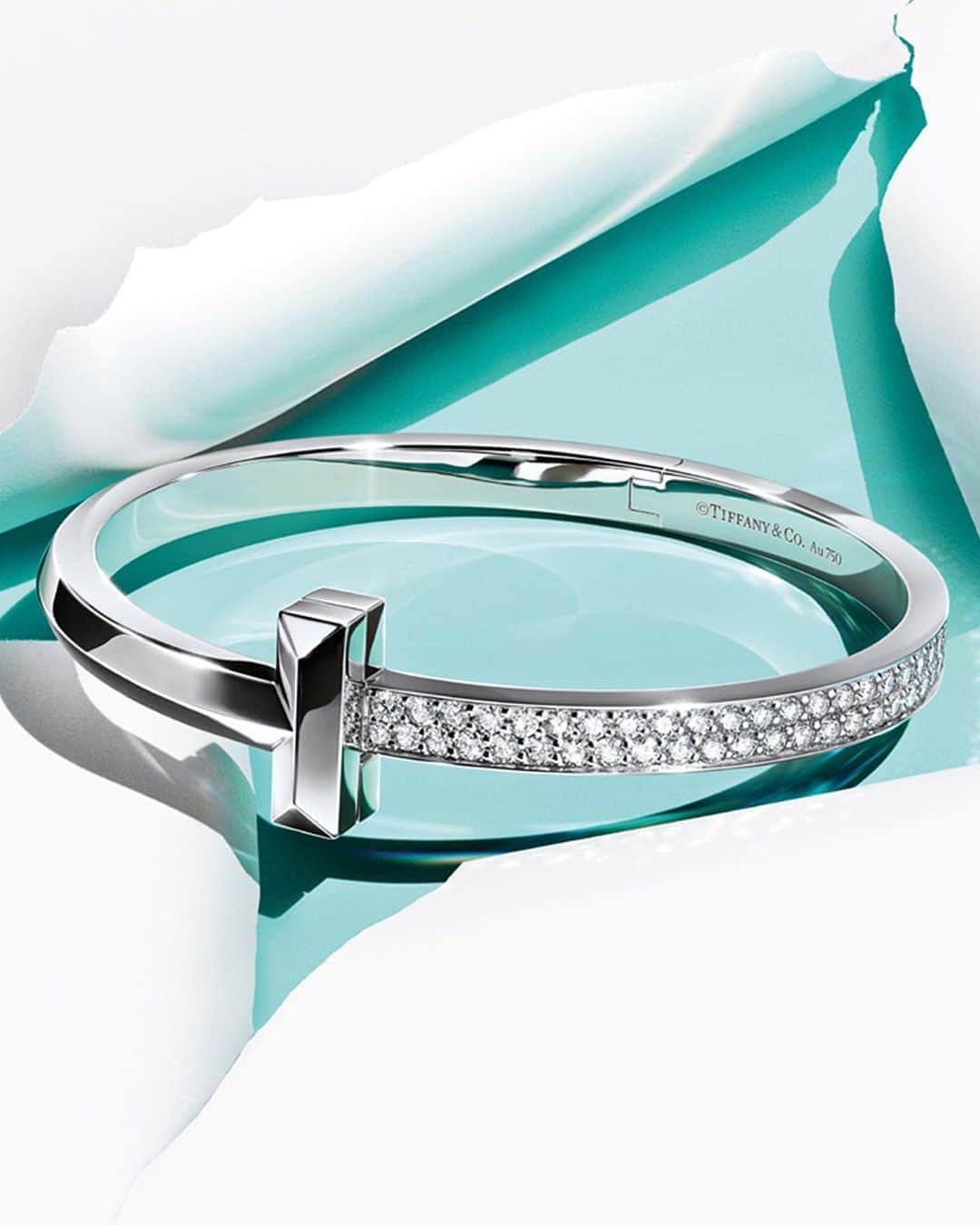 のインスタグラム：「Tiffany T1—the ultimate icon. Now in 18k white gold, each diamond was set by hand in an intricate honeycomb pattern for added dimension and shine. Tap for extra ice and discover more via the link in bio. #TiffanyT1 #TiffanyT #TiffanyAndCo」
