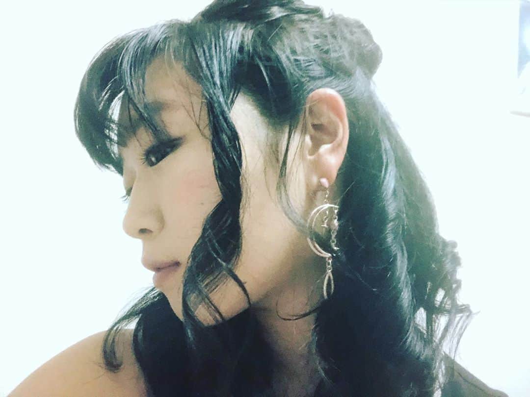 佐々木心音のインスタグラム：「クルクルヘア . . #まきがみ #rollinghair #hairstyles  #myfeelings #japanesegirl #blackhair #favoritethings #instalike #actress #singersongwriter #kokonesasaki #気分で　#ヘアアレンジ　#くるくる　#ハーフアップ #やってみた #若返るのか #老けるのか #わからない #たまには気分転換　#役者 #シンガーソングライター #歌い手 #気分屋 #巻き髪 #日本女優 #佐々木心音」