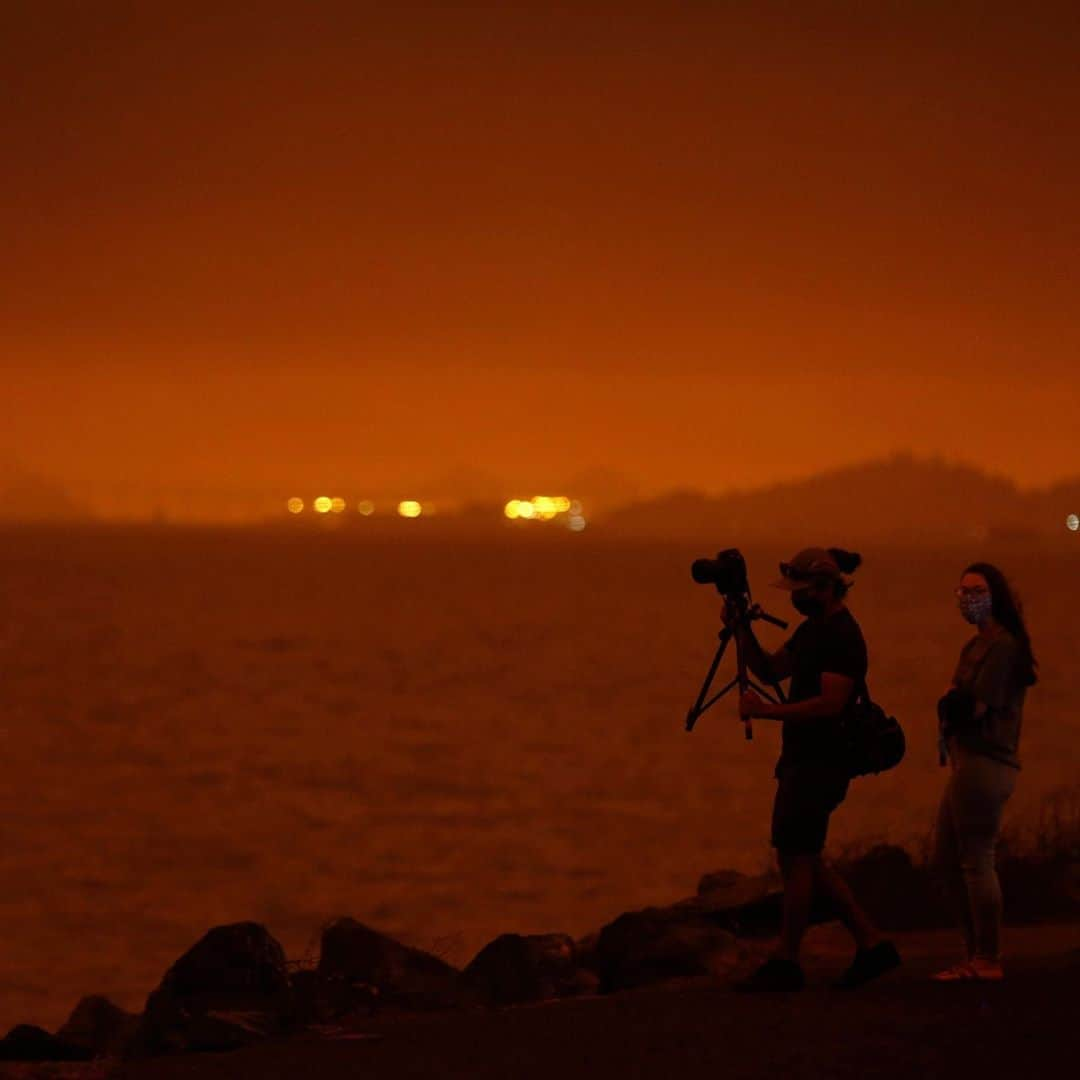 Huffington Postさんのインスタグラム写真 - (Huffington PostInstagram)「The San Francisco Bay Area awoke to a disorienting sight on Wednesday morning: deep orange skies and a smoky darkness lingered hours after sunrise, serving as a stark reminder of the wildfires still raging across California.⁠⠀ ⁠⠀ The phenomenon ― which was also seen in Oregon on Tuesday ― is a result of 16 different fire complexes burning in the region, dispersing smoke with the help of gusty wind. ⁠⠀ ⁠⠀ “Strong winds over the past few days transported ash from fires in northern California and the Sierra Nevada into the region,” the Bay Area Air District, the region’s air quality control agency, explained in a tweet.⁠⠀ ⁠⠀ “If smoke becomes too thick in a certain area, most of the light will be scattered & absorbed before reaching the surface, which may cause dark skies.” A thick layer of marine fog below the smoky skies aided the effect. ⁠⠀ ⁠⠀ The National Weather Service’s Bay Area branch warned that even though the air quality in the region was moderate on Wednesday morning, the “unprecedented smoke” hanging high in the air will likely descend closer to street level as the day goes on, making the air more dangerous to breathe.⁠⠀ ⁠⠀ It’s a familiar warning for Californians. Uncontrolled blazes across the state this year have so far burned a historic 2.3 million acres, representing a nearly 2,000% increase in land burned compared with this time last year, according to the California Department of Forestry and Fire Protection.⁠⠀ ⁠⠀ “This is yet another reminder though that we’re living with the effects of climate change in real time,” San Francisco Mayor London Breed tweeted Wednesday morning. ⁠⠀ ⁠⠀ Here are some images of Wednesday’s orange skies, which many compared to a scene from Mars. // 📷 The San Francisco Chronicle via Getty Images」9月11日 0時24分 - huffpost