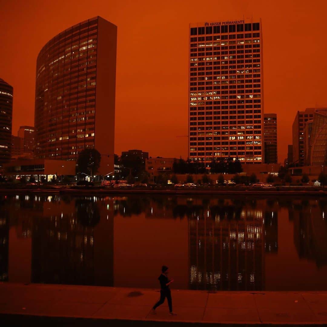 Huffington Postさんのインスタグラム写真 - (Huffington PostInstagram)「The San Francisco Bay Area awoke to a disorienting sight on Wednesday morning: deep orange skies and a smoky darkness lingered hours after sunrise, serving as a stark reminder of the wildfires still raging across California.⁠⠀ ⁠⠀ The phenomenon ― which was also seen in Oregon on Tuesday ― is a result of 16 different fire complexes burning in the region, dispersing smoke with the help of gusty wind. ⁠⠀ ⁠⠀ “Strong winds over the past few days transported ash from fires in northern California and the Sierra Nevada into the region,” the Bay Area Air District, the region’s air quality control agency, explained in a tweet.⁠⠀ ⁠⠀ “If smoke becomes too thick in a certain area, most of the light will be scattered & absorbed before reaching the surface, which may cause dark skies.” A thick layer of marine fog below the smoky skies aided the effect. ⁠⠀ ⁠⠀ The National Weather Service’s Bay Area branch warned that even though the air quality in the region was moderate on Wednesday morning, the “unprecedented smoke” hanging high in the air will likely descend closer to street level as the day goes on, making the air more dangerous to breathe.⁠⠀ ⁠⠀ It’s a familiar warning for Californians. Uncontrolled blazes across the state this year have so far burned a historic 2.3 million acres, representing a nearly 2,000% increase in land burned compared with this time last year, according to the California Department of Forestry and Fire Protection.⁠⠀ ⁠⠀ “This is yet another reminder though that we’re living with the effects of climate change in real time,” San Francisco Mayor London Breed tweeted Wednesday morning. ⁠⠀ ⁠⠀ Here are some images of Wednesday’s orange skies, which many compared to a scene from Mars. // 📷 The San Francisco Chronicle via Getty Images」9月11日 0時24分 - huffpost