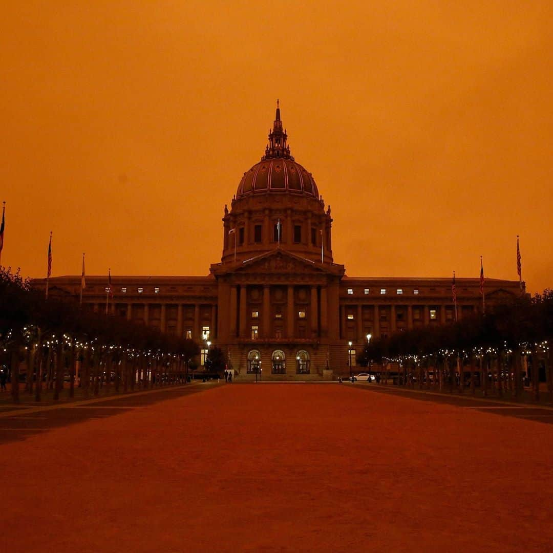 Huffington Postさんのインスタグラム写真 - (Huffington PostInstagram)「The San Francisco Bay Area awoke to a disorienting sight on Wednesday morning: deep orange skies and a smoky darkness lingered hours after sunrise, serving as a stark reminder of the wildfires still raging across California.⁠⠀ ⁠⠀ The phenomenon ― which was also seen in Oregon on Tuesday ― is a result of 16 different fire complexes burning in the region, dispersing smoke with the help of gusty wind. ⁠⠀ ⁠⠀ “Strong winds over the past few days transported ash from fires in northern California and the Sierra Nevada into the region,” the Bay Area Air District, the region’s air quality control agency, explained in a tweet.⁠⠀ ⁠⠀ “If smoke becomes too thick in a certain area, most of the light will be scattered & absorbed before reaching the surface, which may cause dark skies.” A thick layer of marine fog below the smoky skies aided the effect. ⁠⠀ ⁠⠀ The National Weather Service’s Bay Area branch warned that even though the air quality in the region was moderate on Wednesday morning, the “unprecedented smoke” hanging high in the air will likely descend closer to street level as the day goes on, making the air more dangerous to breathe.⁠⠀ ⁠⠀ It’s a familiar warning for Californians. Uncontrolled blazes across the state this year have so far burned a historic 2.3 million acres, representing a nearly 2,000% increase in land burned compared with this time last year, according to the California Department of Forestry and Fire Protection.⁠⠀ ⁠⠀ “This is yet another reminder though that we’re living with the effects of climate change in real time,” San Francisco Mayor London Breed tweeted Wednesday morning. ⁠⠀ ⁠⠀ Here are some images of Wednesday’s orange skies, which many compared to a scene from Mars. // 📷 The San Francisco Chronicle via Getty Images」9月11日 0時24分 - huffpost